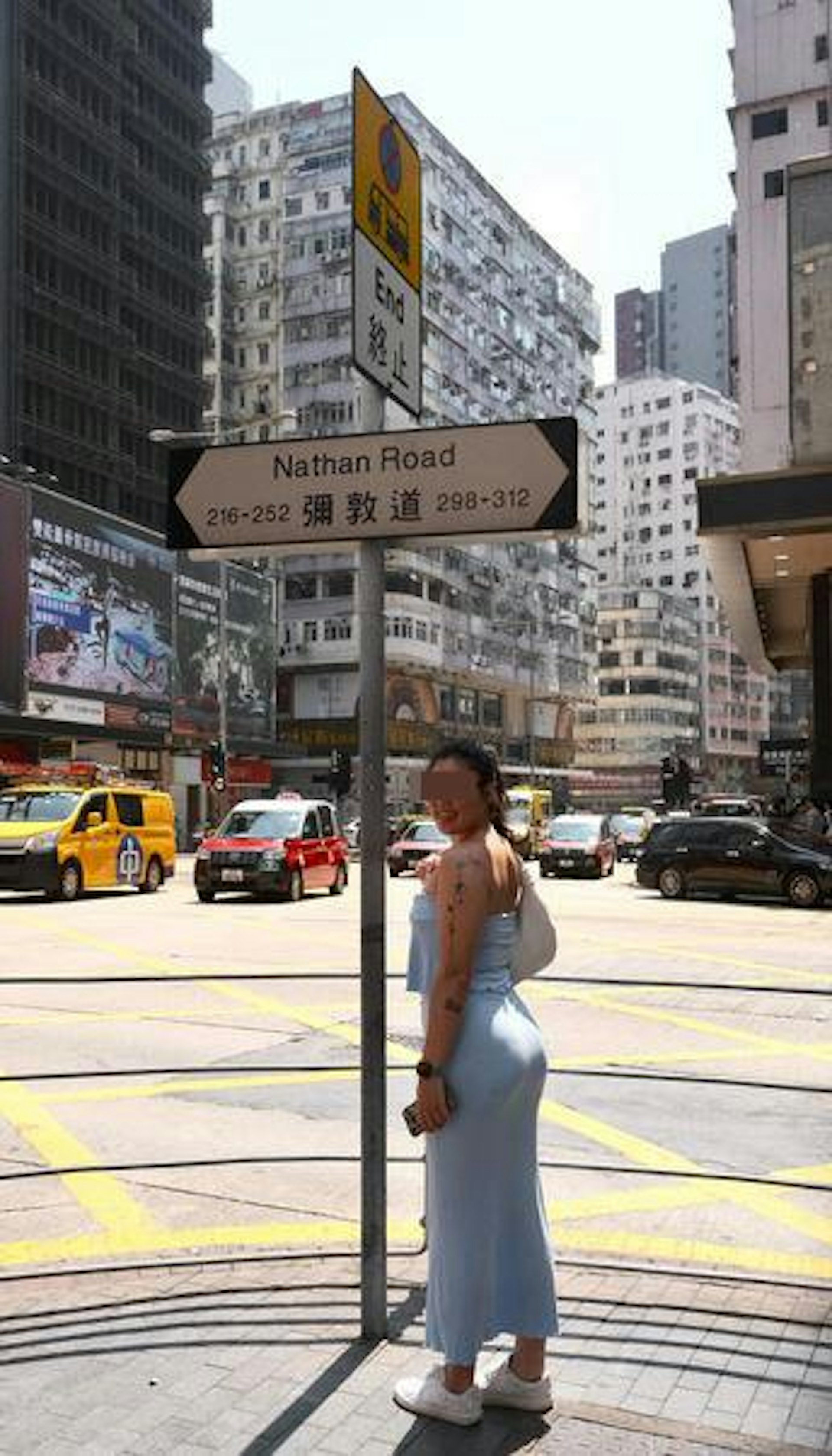 樓主站在彌敦道路牌下方,擺出不同姿勢「打卡」,露出開心笑容。(threads圖片)