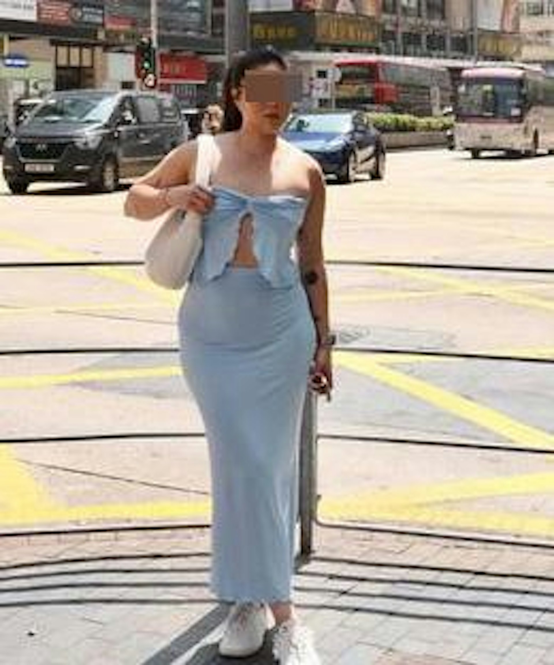 樓主站在彌敦道路牌下方,擺出不同姿勢「打卡」,露出開心笑容。(threads圖片)