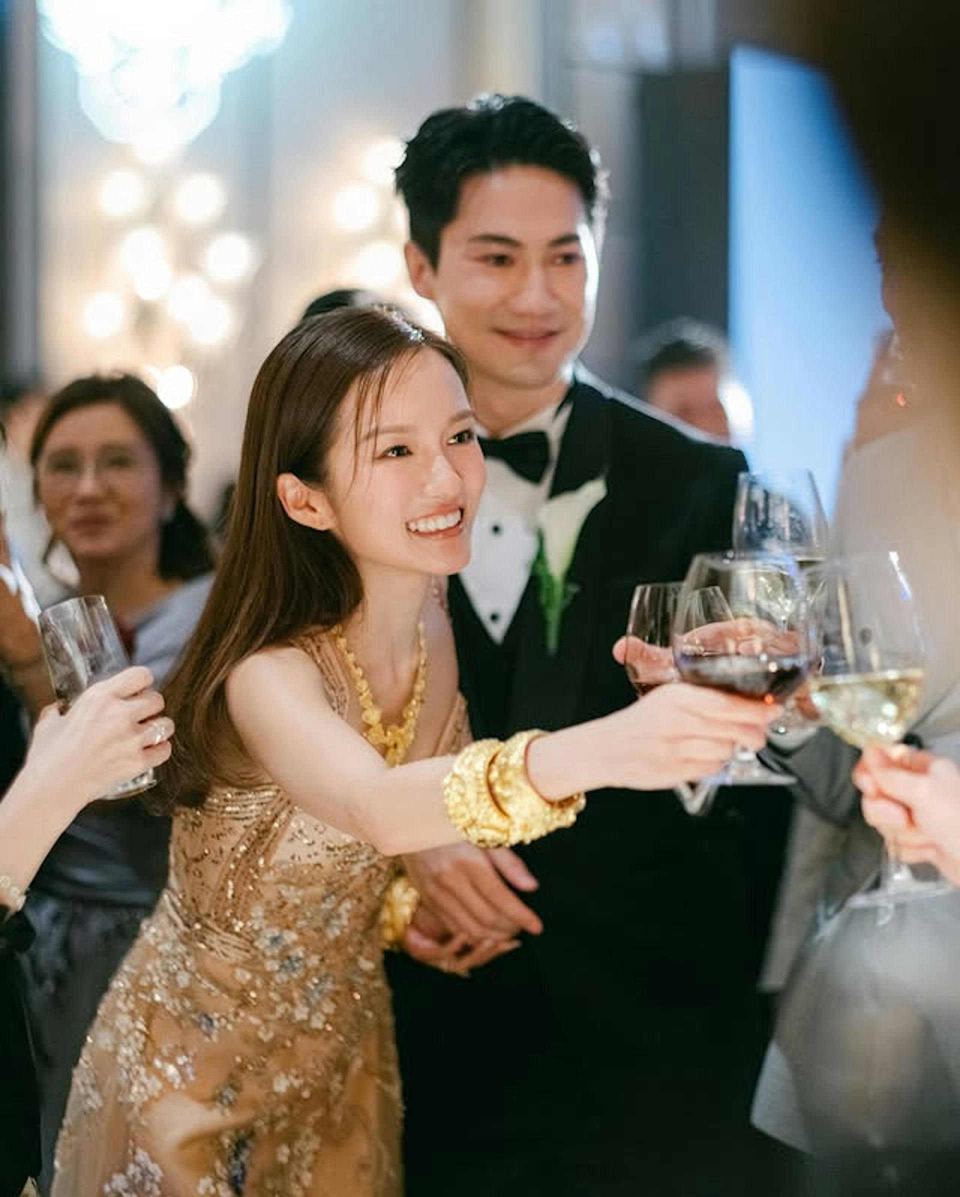 鄧卓殷嫁郭子豪好有體面,滿身金器。(IG@amber.tcy) 鄧卓殷嫁郭子豪好有體面,滿身金器。(IG@amber.tcy)