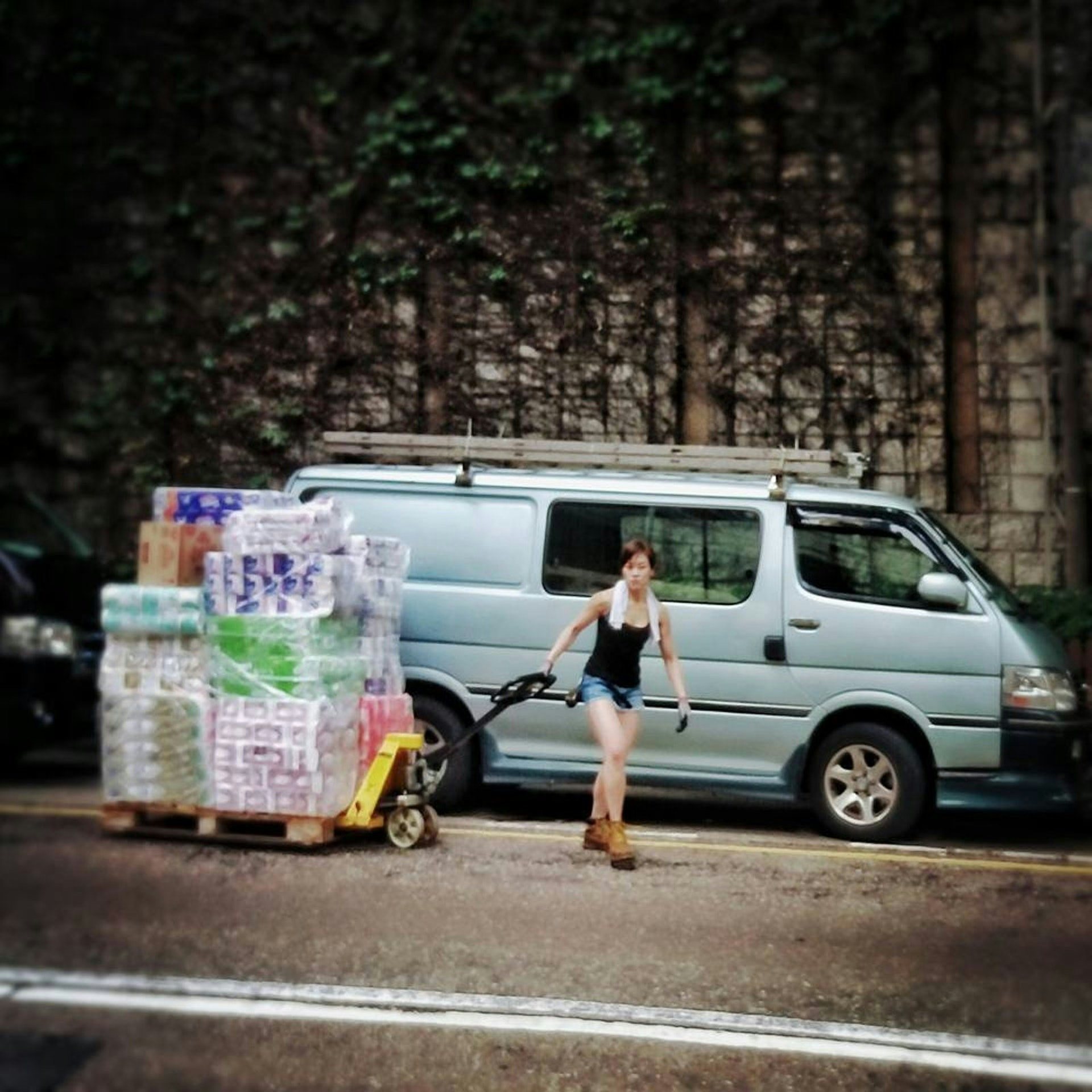 「港版羅拉」朱芊佩(小朱),當初因為被影到一個女人拖住成板貨而爆紅,成為「最美搬運工」。(網上圖片) 「港版羅拉」朱芊佩(小朱),當初因為被影到一個女人拖住成板貨而爆紅,成為「最美搬運工」。(網上圖片)