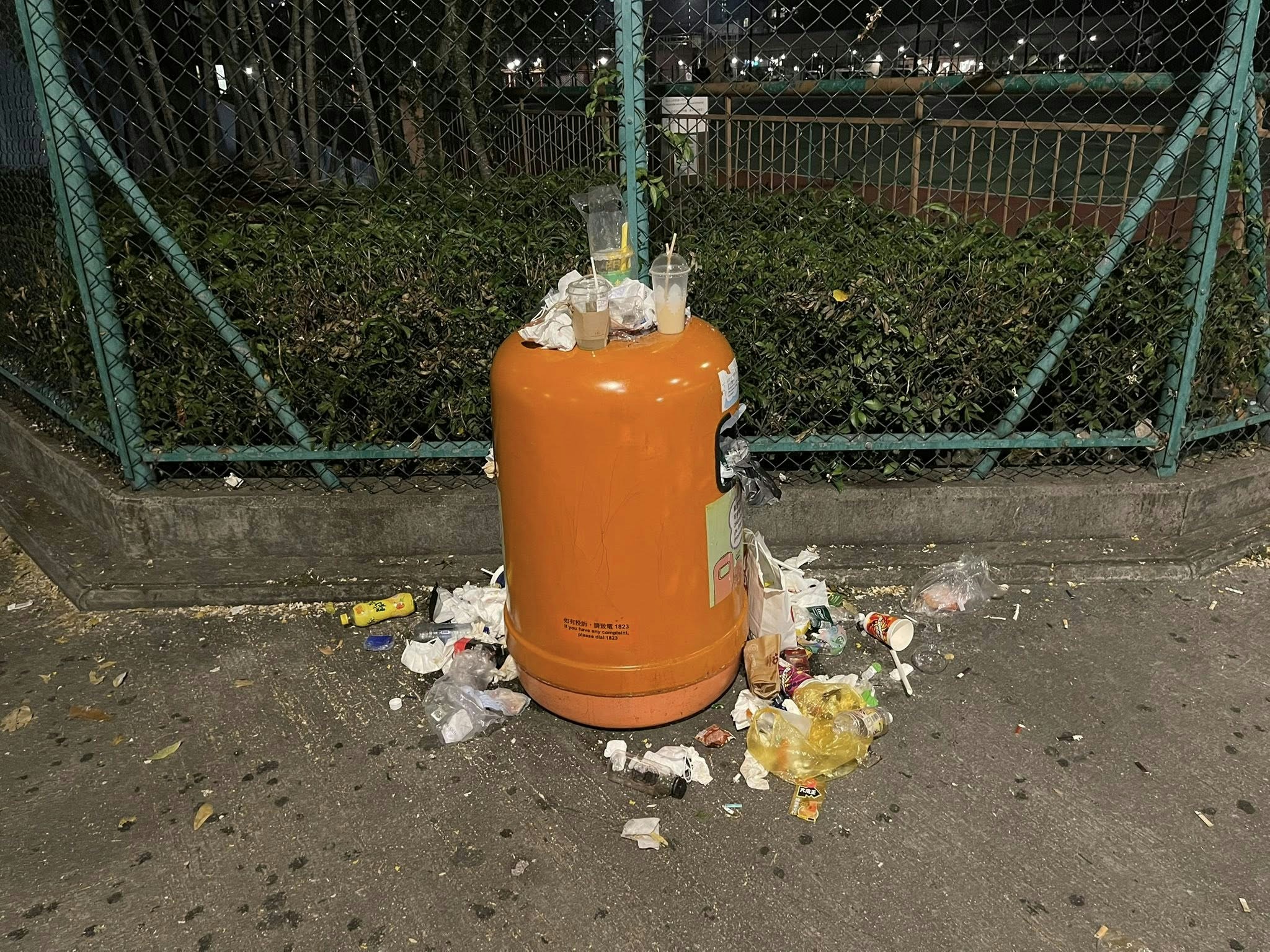 屯門公路紅橋巴士站的垃圾桶滿瀉，大量空的飲料和食物包裝等被放在垃圾桶上方，旁邊一地也是被隨手掉棄的垃圾。（Facebook圖片）