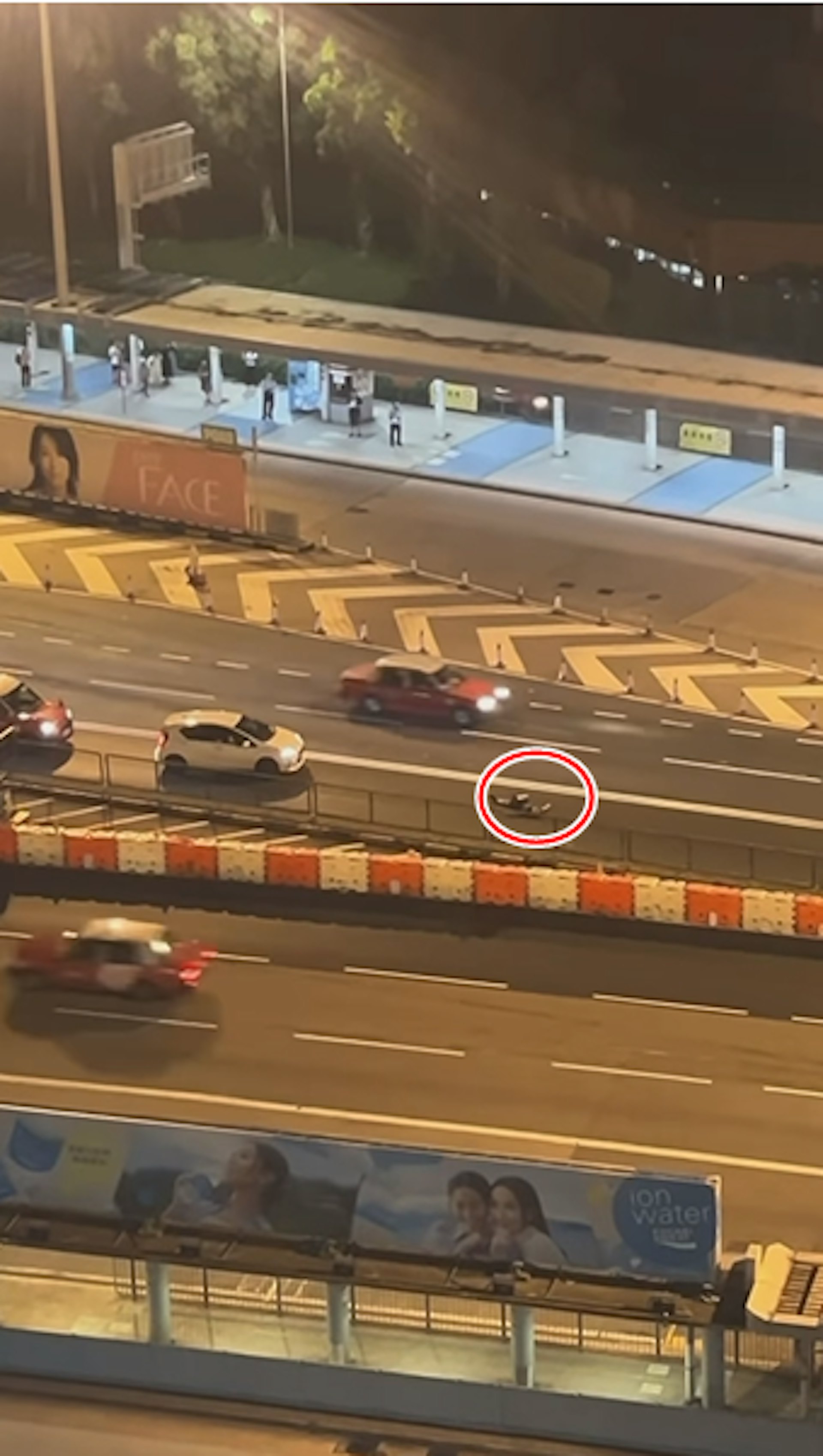 上流傳片段,顯示一名黑衣男子躺臥在路中,後方車輛不停響按。(nnno066 / Threads 片段截圖) 上流傳片段,顯示一名黑衣男子躺臥在路中,後方車輛不停響按。(nnno066 / Threads 片段截圖)