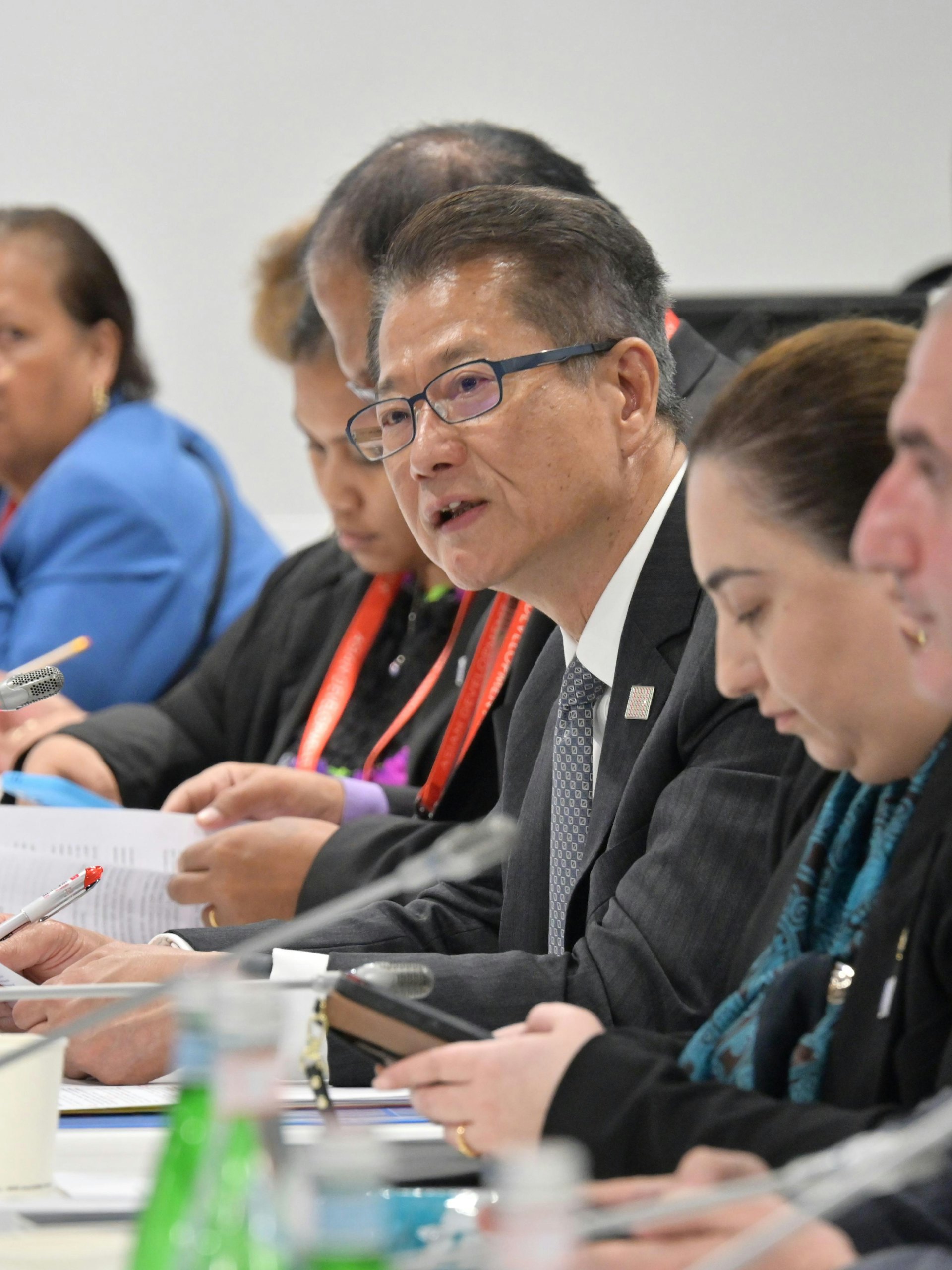 財政司司長陳茂波米蘭時間五月四日在意大利米蘭出席亞洲開發銀行第五十八屆年會。圖為陳茂波(右二)出席亞開行年會的組別會議。(政府新聞處) 財政司司長陳茂波米蘭時間五月四日在意大利米蘭出席亞洲開發銀行第五十八屆年會。圖為陳茂波(右二)出席亞開行年會的組別會議。(政府新聞處)