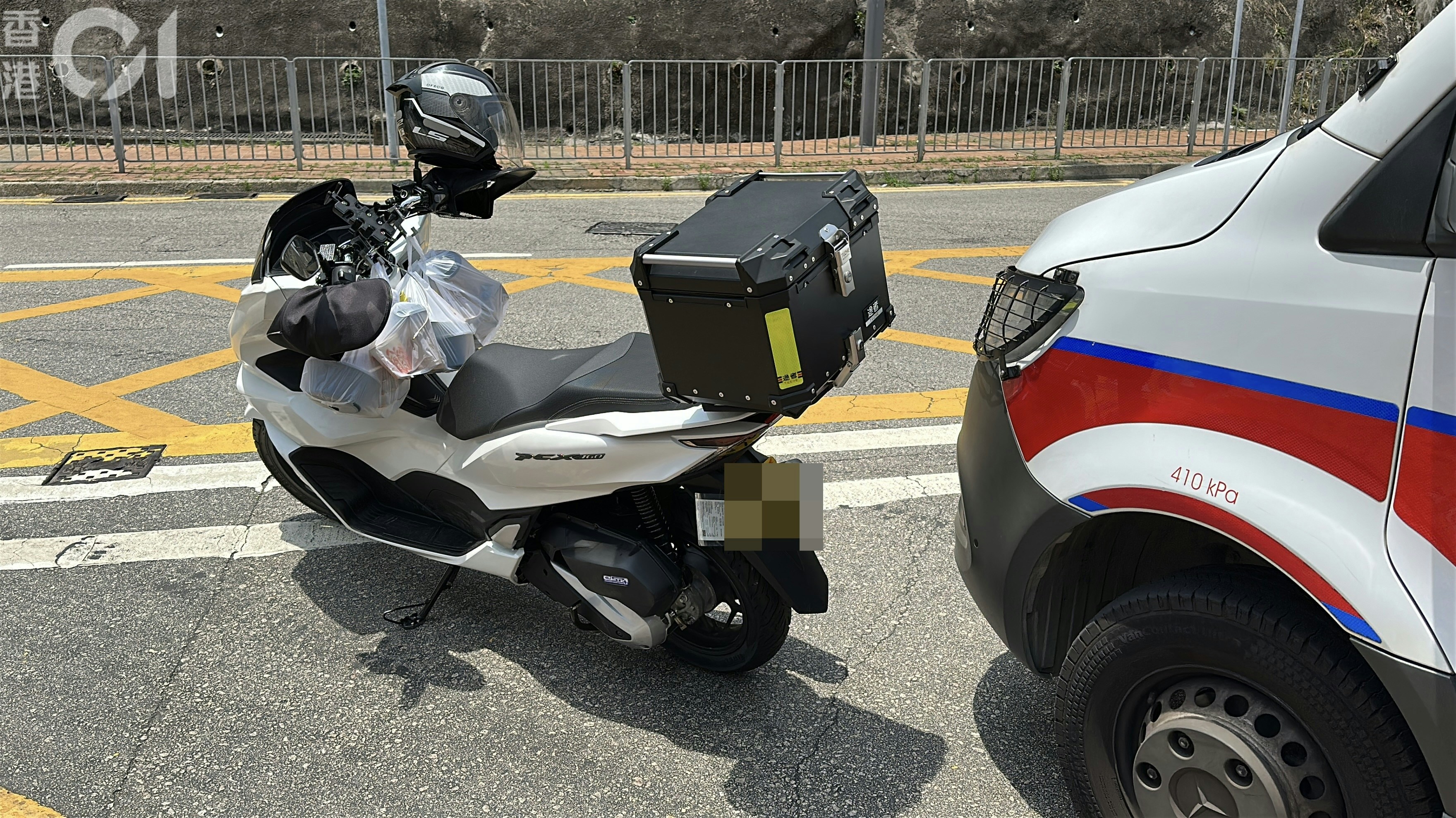 事發時一輛由南亞裔的男子駕駛外賣電單車沿高芳街行駛左轉入興盛路，停泊在雙白線，後方的新界南警區衝鋒車，懷疑看不到前方電單車，於是發生輕微碰撞。（黃學潤攝）