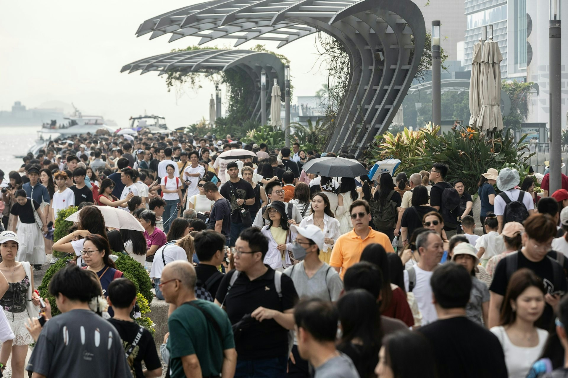 五一黃金周大批內地旅客來港，香港多處景點、交通工具都有人滿之患。（資料圖片）