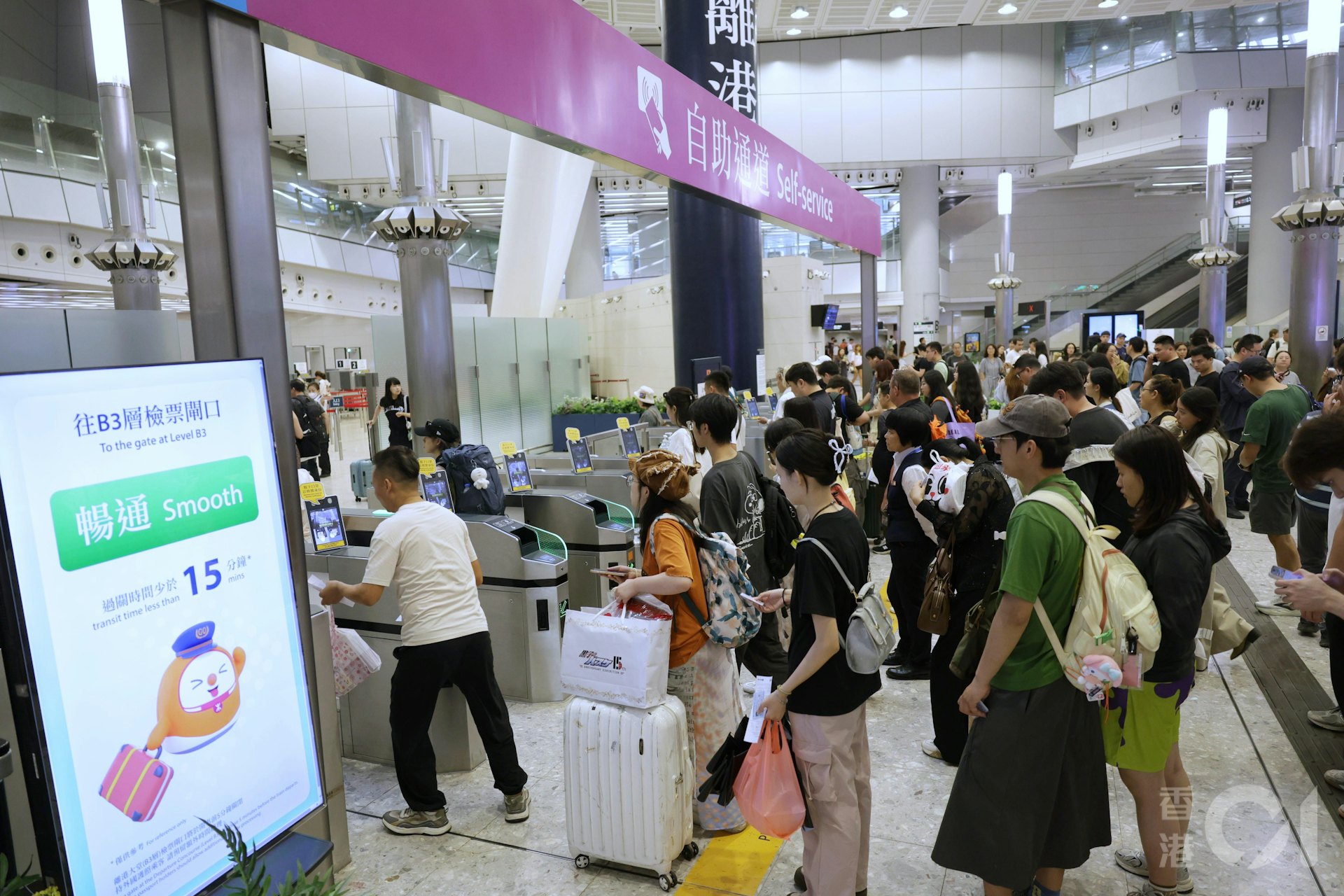一連五日內地五一黃金周5月5日結束。下午在高鐵西九龍站,不少內地旅客乘車北返。(鄭子峰攝) 一連五日內地五一黃金周5月5日結束。下午在高鐵西九龍站,不少內地旅客乘車北返。(鄭子峰攝)