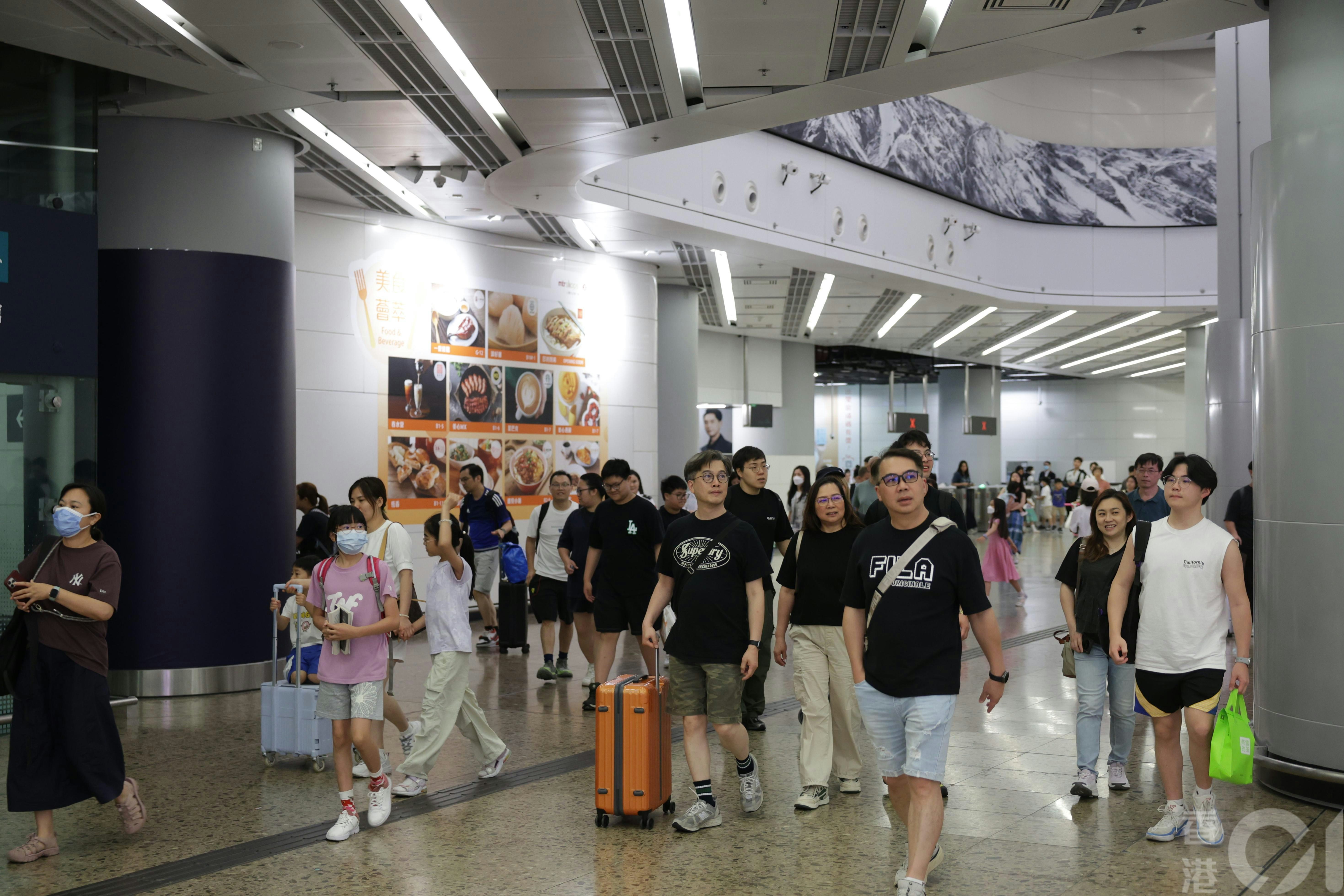 內地五一黃金周5月5日結束，本港一連三日佛誕連周末也結束。下午在高鐵西九龍站，不少北上內地度假的港人坐高鐵回港，出閘機人流不斷。（鄭子峰攝）