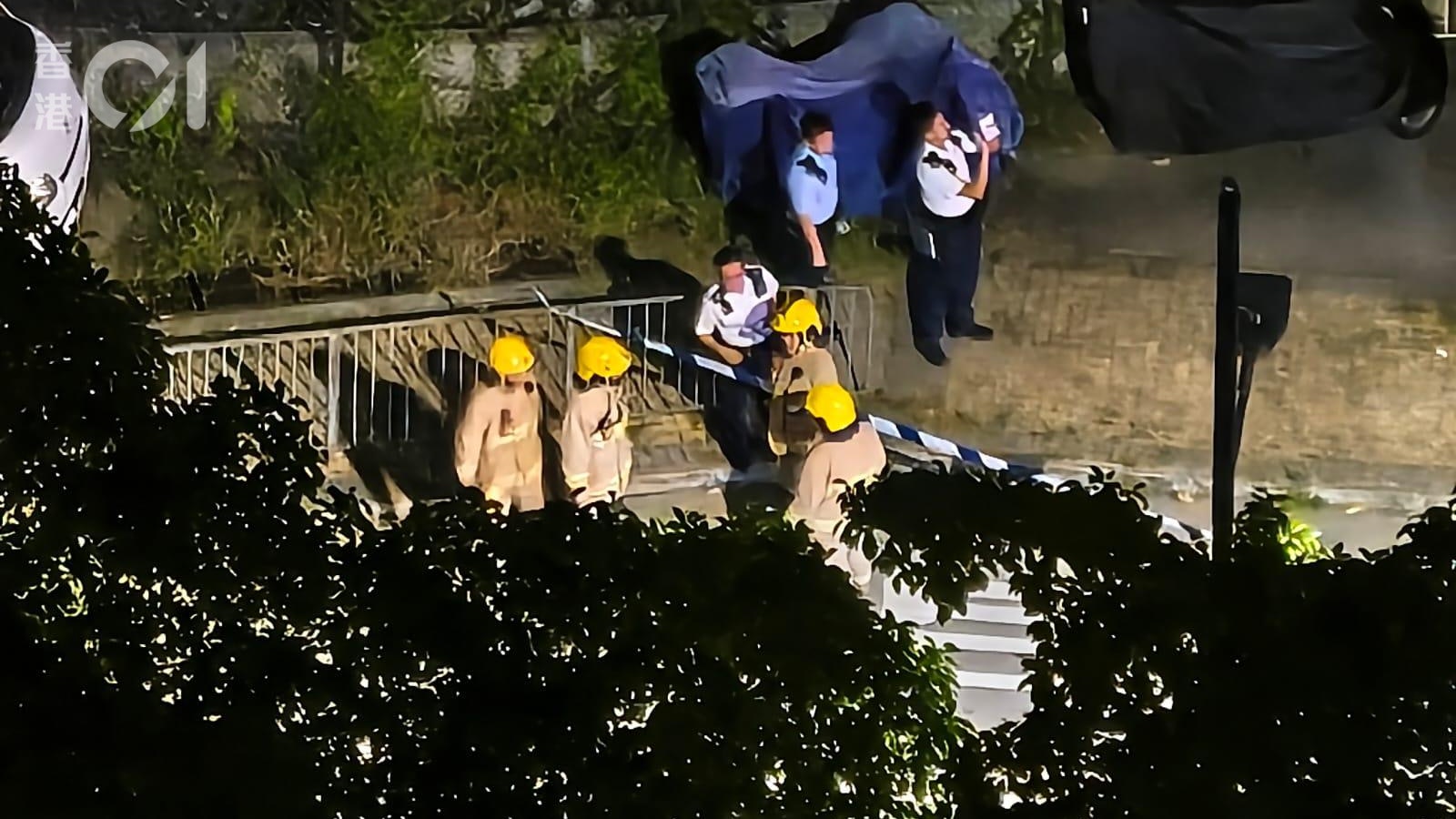 東涌十多人「打大交」疑掟汽油彈 警到場僅發現血跡、燒痕及利刀 東涌十多人「打大交」疑掟汽油彈 警到場僅發現血跡、燒痕及利刀