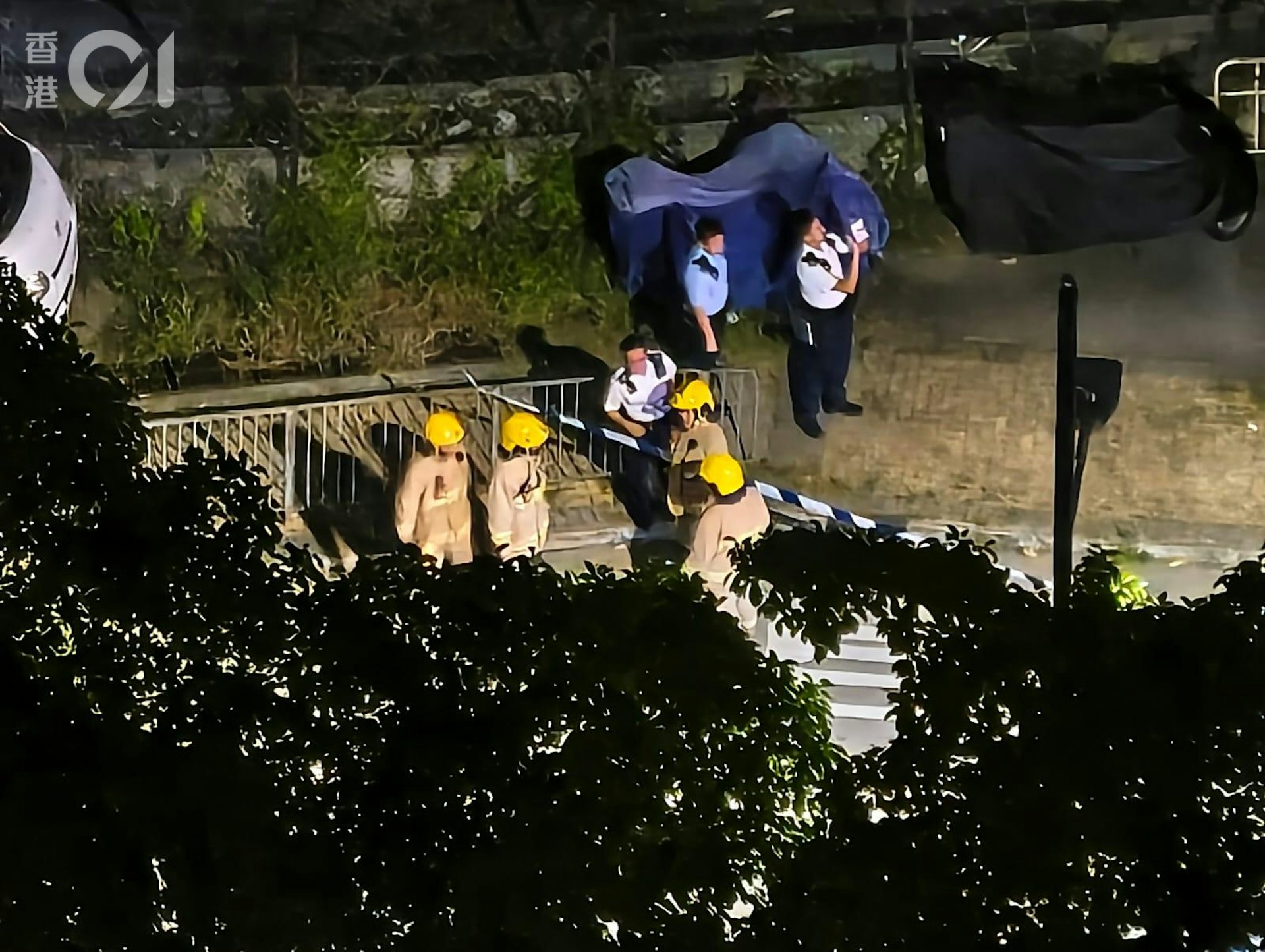 消防及警員在場尋獲血跡及燒痕,但未找到傷者、亦未有人被捕。(讀者圖片) 消防及警員在場尋獲血跡及燒痕,但未找到傷者、亦未有人被捕。(讀者圖片)