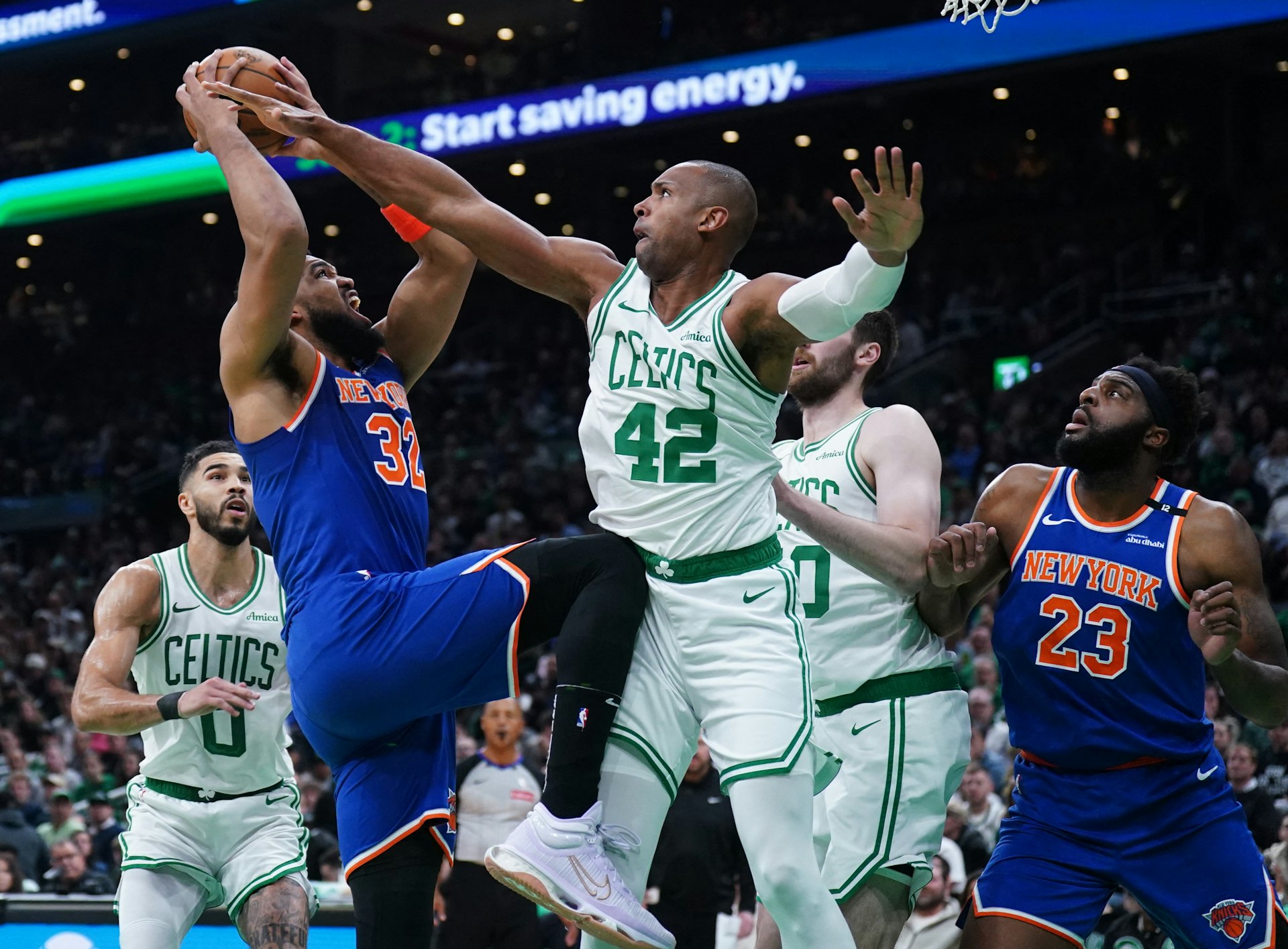 NBA季後賽應屆總冠軍塞爾特人東岸準決賽出師不利,第3節一度拋離20分下戰至加時終負紐約人。(路透社) NBA季後賽應屆總冠軍塞爾特人東岸準決賽出師不利,第3節一度拋離20分下戰至加時終負紐約人。(路透社)