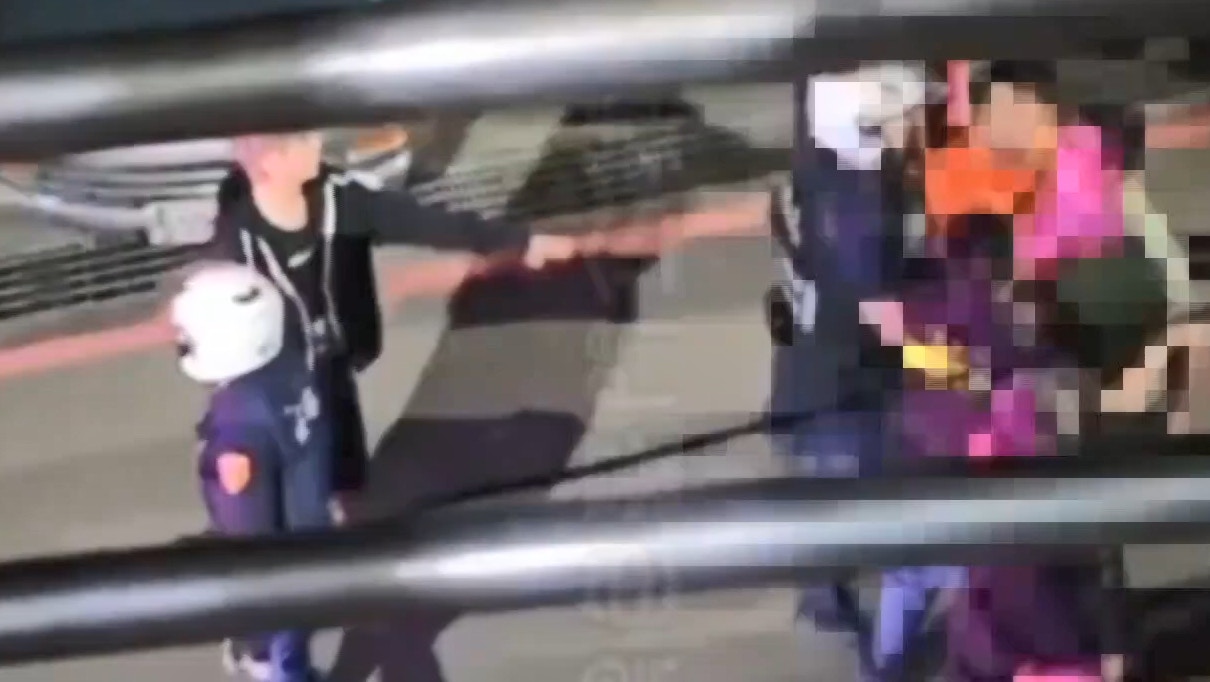 台灣新北市八里一名少年和一名男子在居酒屋發生碰撞，少年離開時對方追出店外理論，終變成5人街頭互毆。（影片截圖：黑色豪門企業）