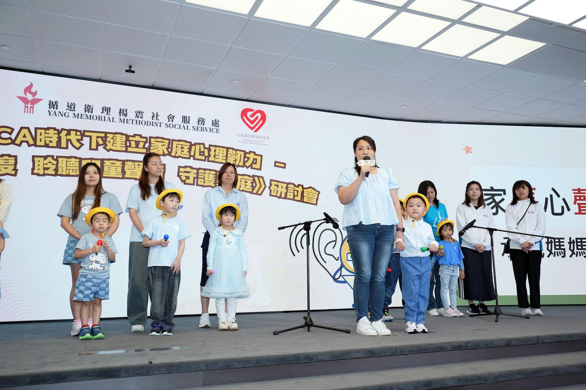 研討會由聆聽兒童及家庭開始,共10對親子現場獻唱<聽聽我心聲>。家長更現身說法分享照顧兒童的挫折經驗,如何由忽略至轉化為深入聆聽兒童聲音。 研討會由聆聽兒童及家庭開始,共10對親子現場獻唱<聽聽我心聲>。家長更現身說法分享照顧兒童的挫折經驗,如何由忽略至轉化為深入聆聽兒童聲音。