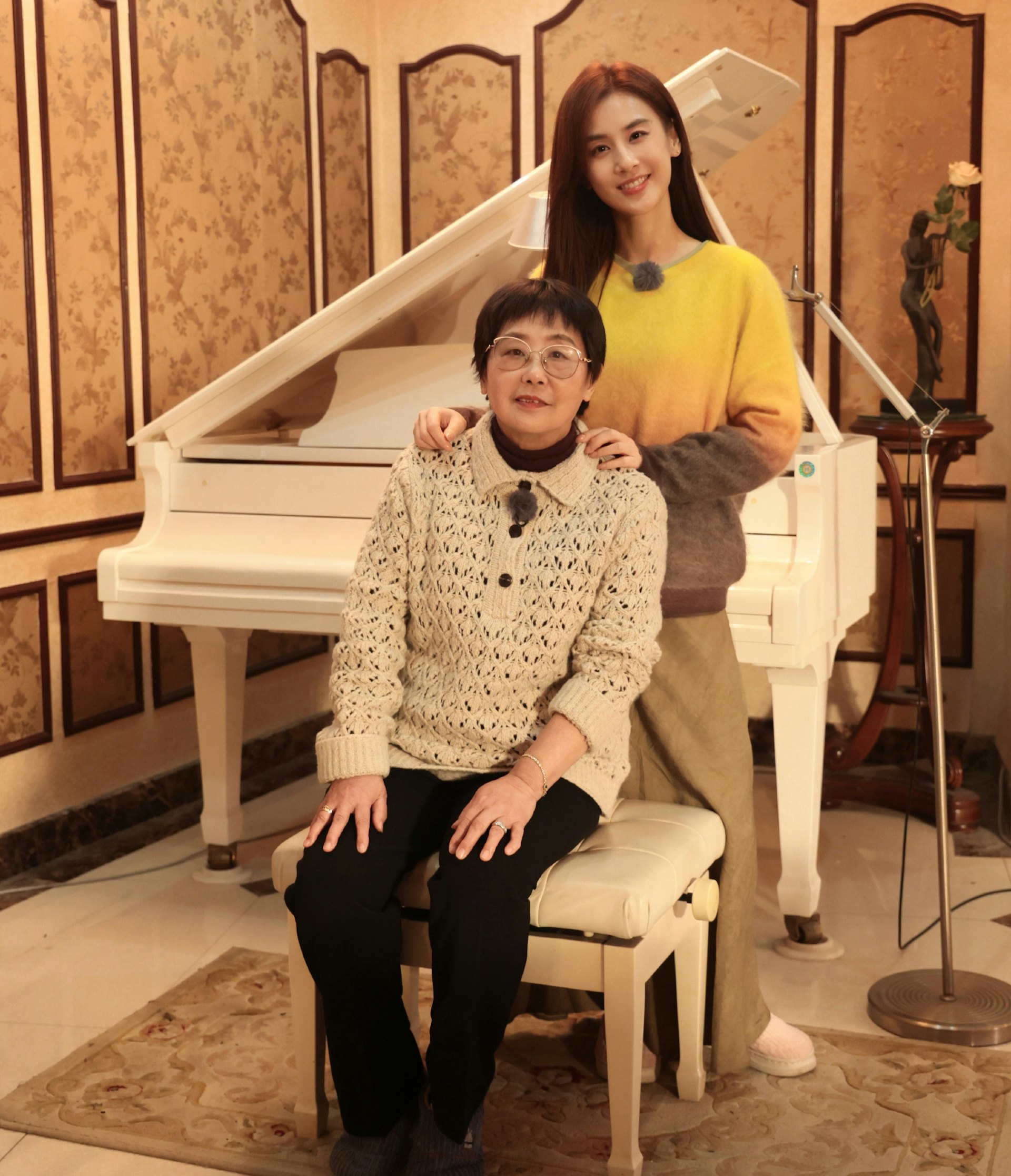 黃聖依同媽媽一起參加《是女兒是媽媽2》。(《是女兒是媽媽2》微博圖片) 黃聖依同媽媽一起參加《是女兒是媽媽2》。(《是女兒是媽媽2》微博圖片)