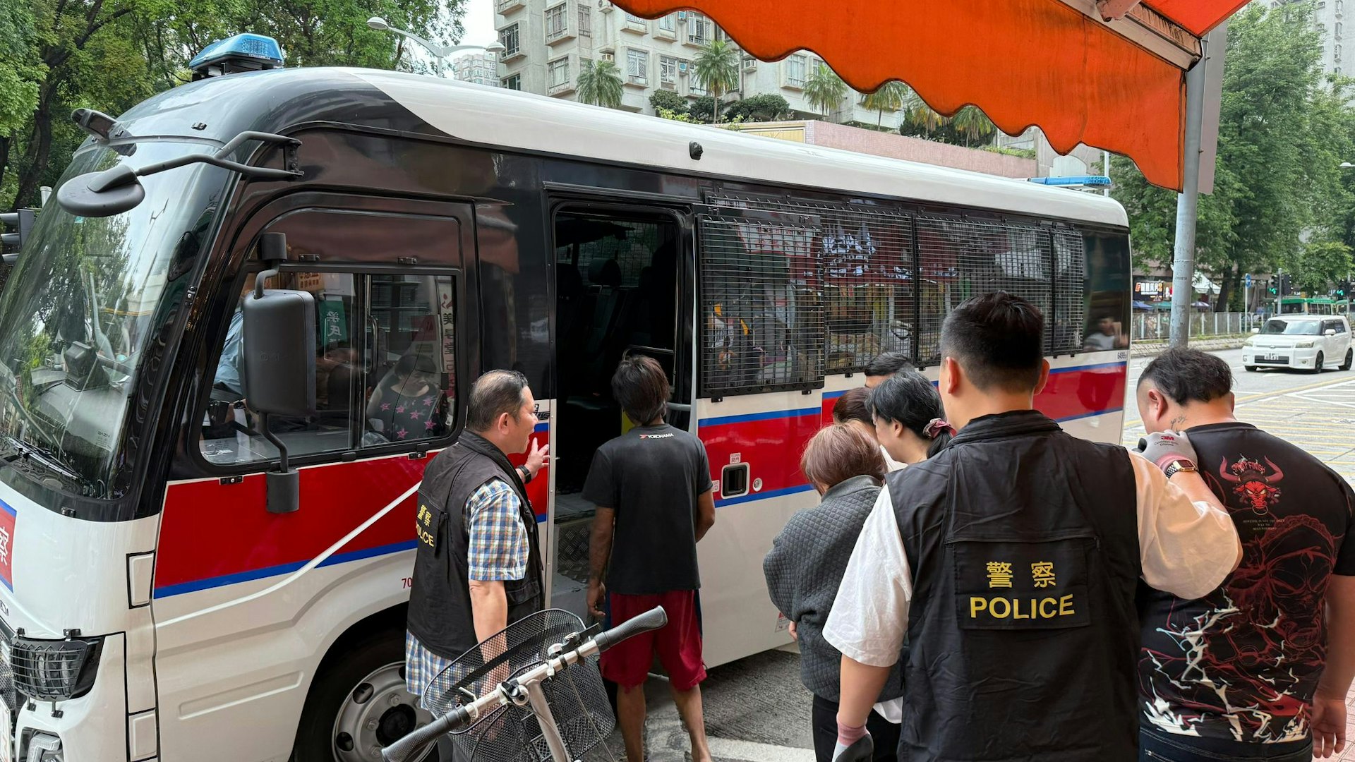 上水唐樓單位變釣魚機賭檔 警反黑組拘13人 檢逾$4000賭款 上水唐樓單位變釣魚機賭檔 警反黑組拘13人 檢逾$4000賭款
