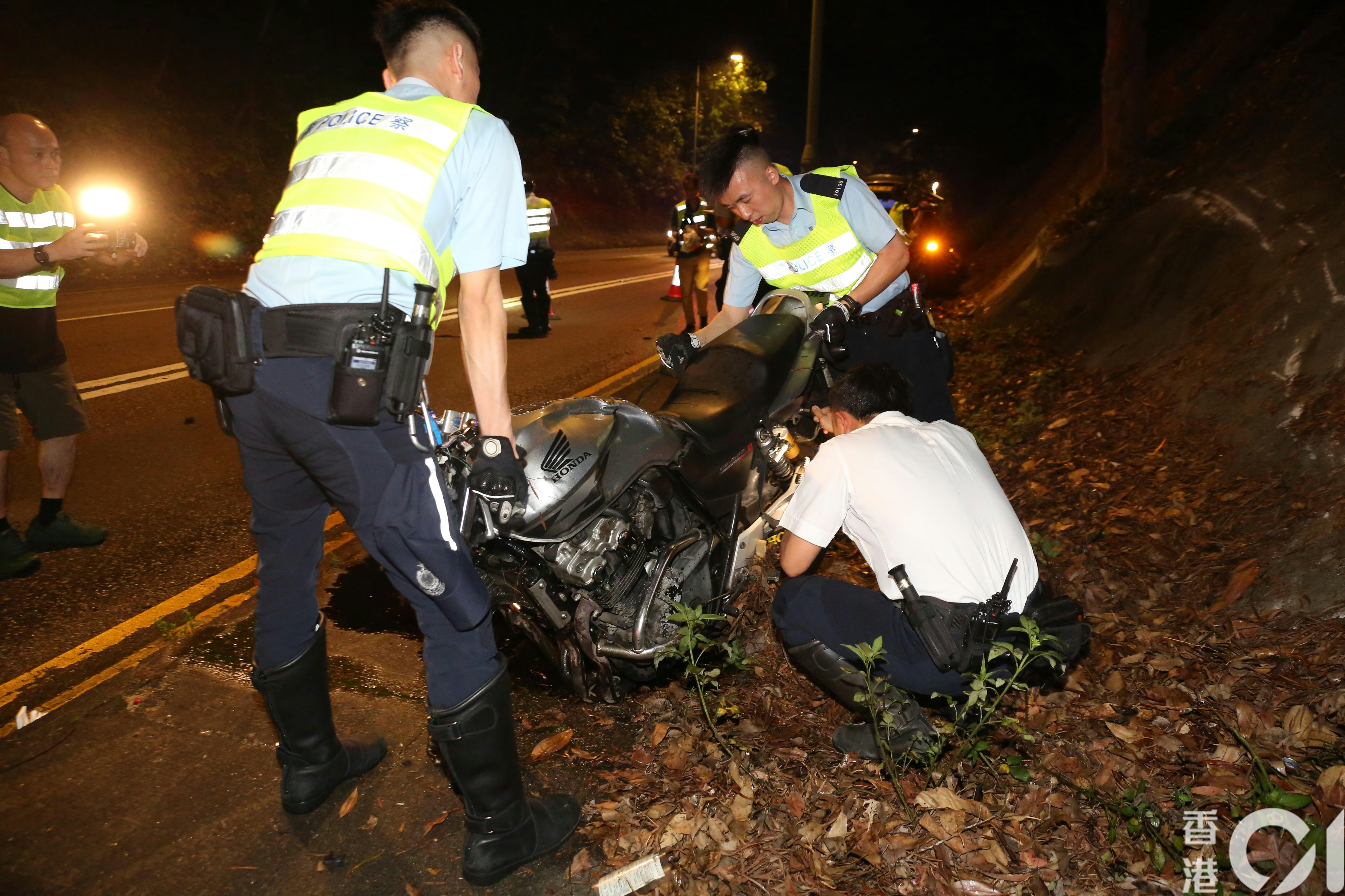 捱撞電單車頭擔斷裂，車轆飛脫，車鈴同樣損毀，全車儼如廢鐵。（陳永武攝）