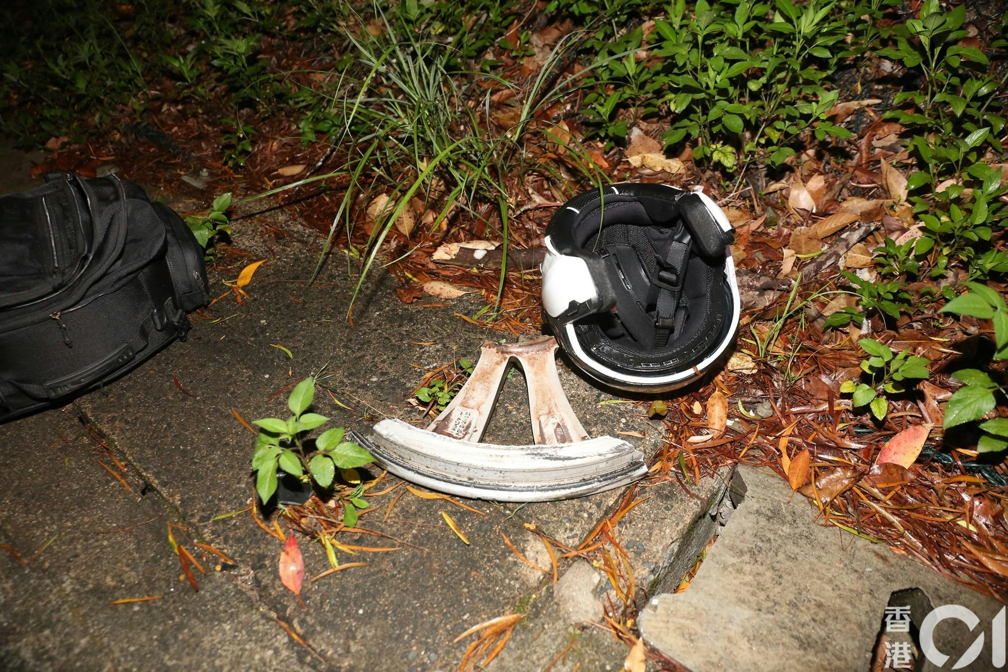 捱撞電單車頭擔斷裂，車轆飛脫，車鈴同樣損毀，全車儼如廢鐵，現場遺下頭盔。（陳永武攝）