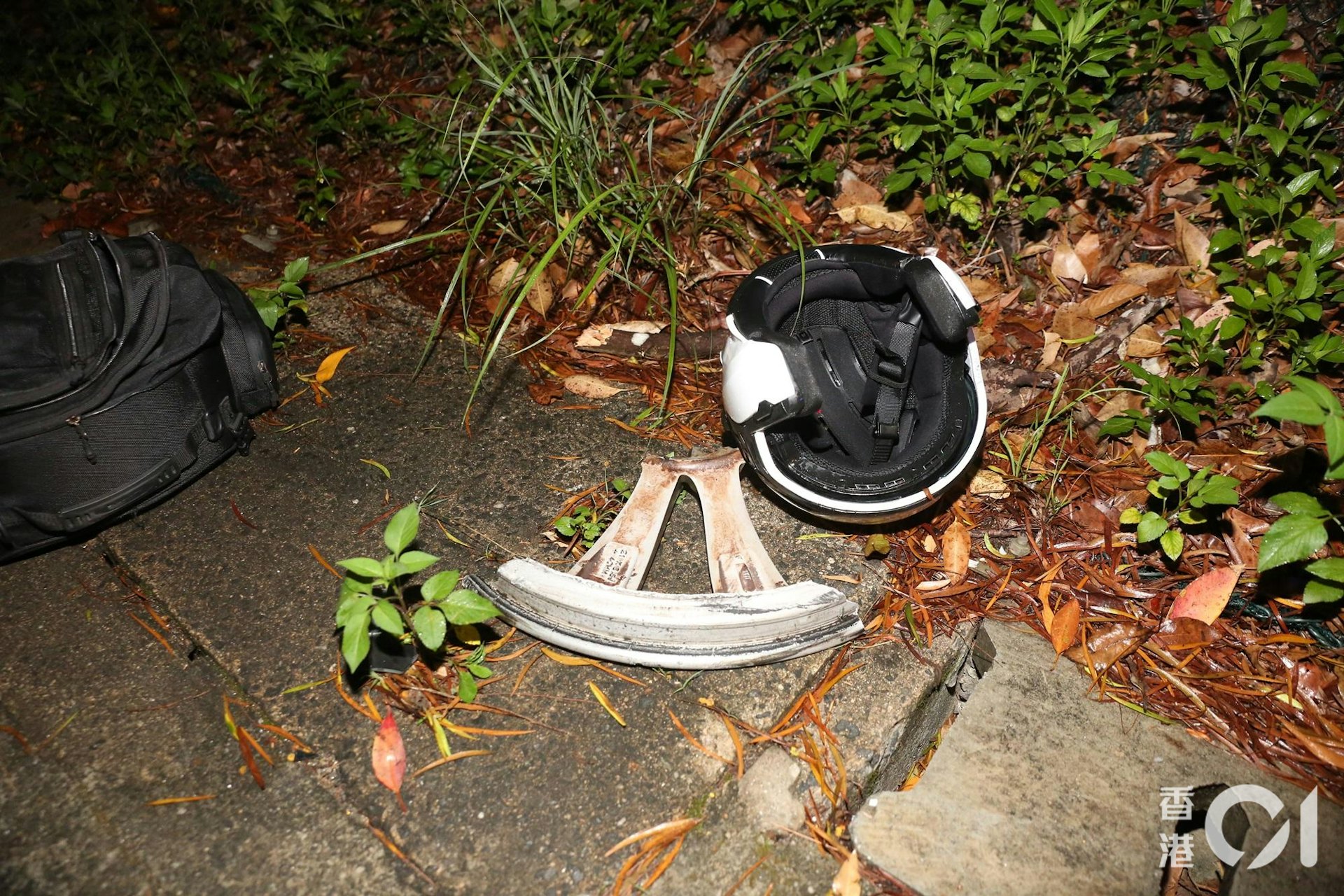 捱撞電單車頭擔斷裂,車轆飛脫,車鈴同樣損毀,全車儼如廢鐵,現場遺下頭盔。(陳永武攝)