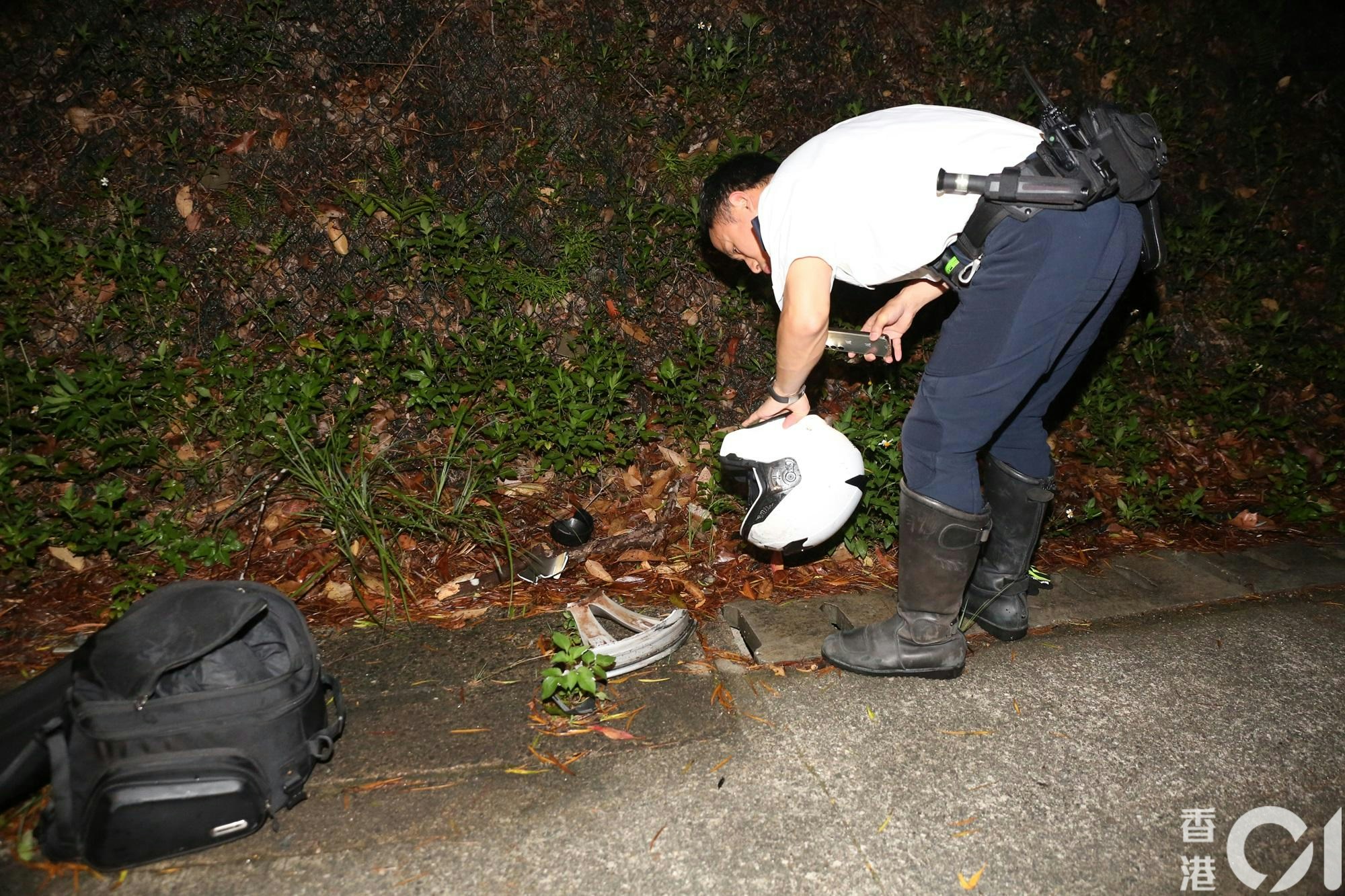 現場遺下頭盔。（陳永武攝）