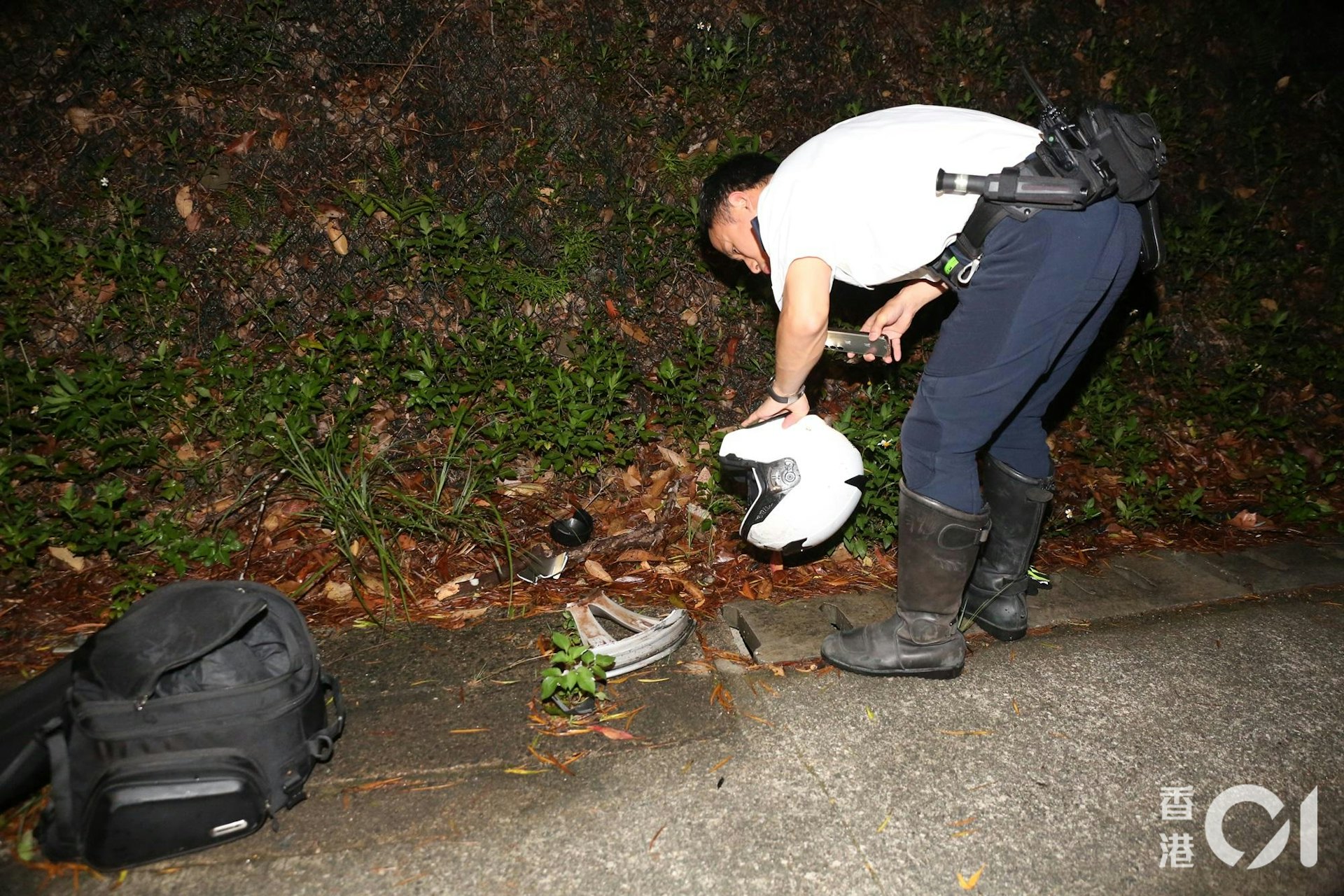 現場遺下頭盔。(陳永武攝)