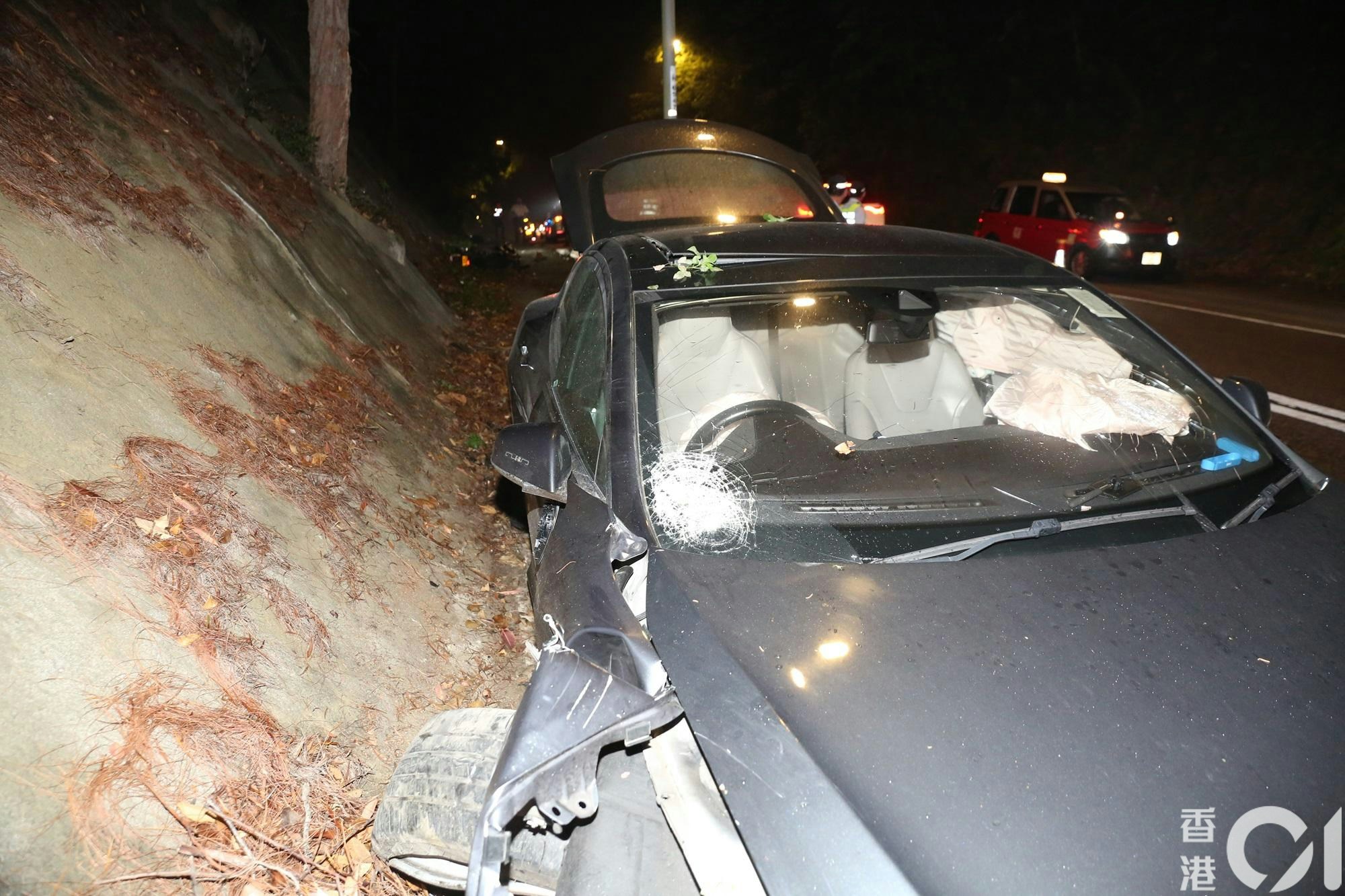 涉事Tesla右邊擋風玻璃破裂。（陳永武攝）