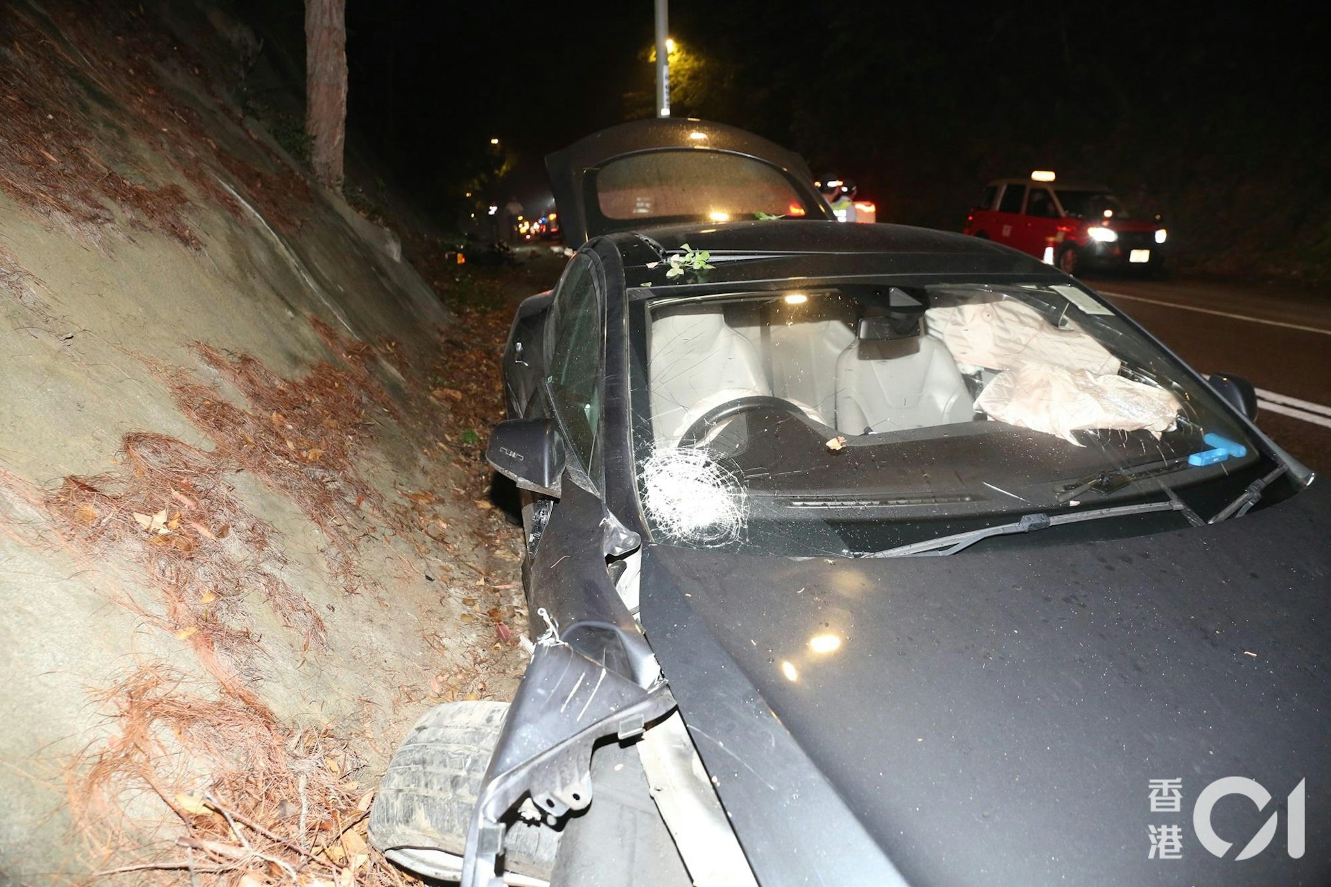 涉事Tesla右邊擋風玻璃破裂。(陳永武攝)