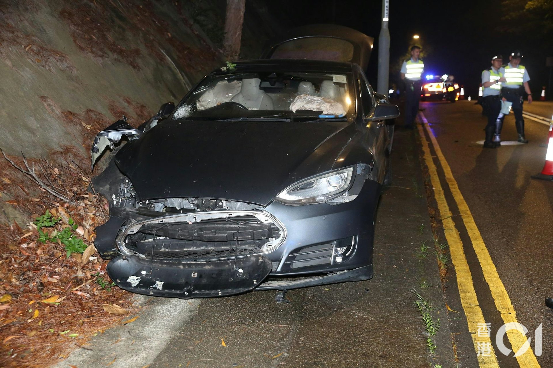 涉事Tesla車頭損毀。(陳永武攝)
