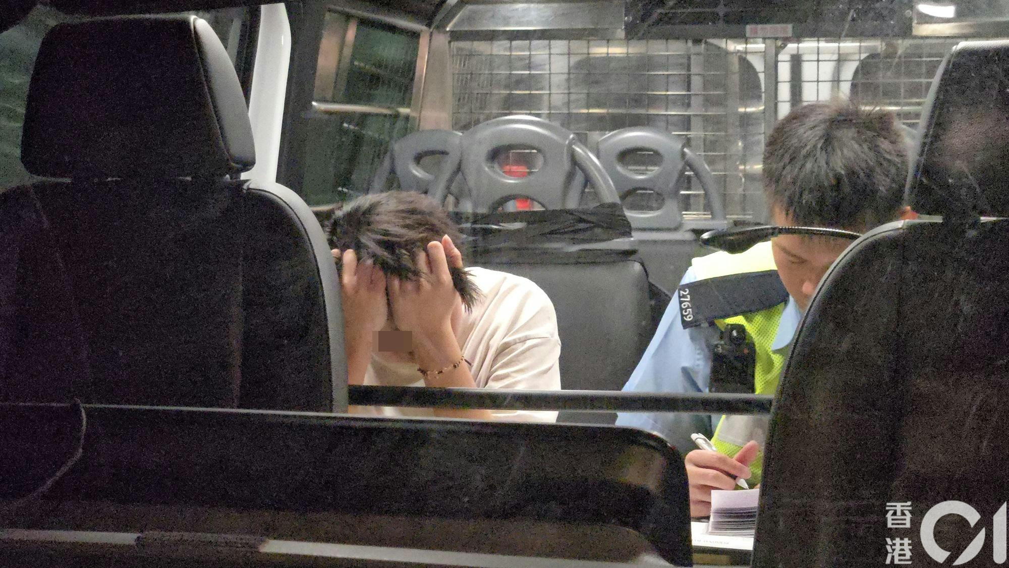 涉事Tesla男司機通過酒精呼氣測試，在警車內接受調查。（陳永武攝）