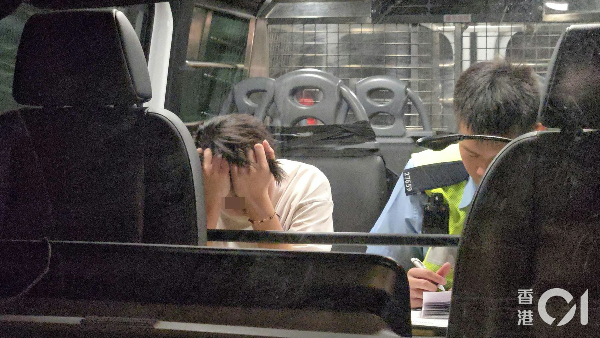 涉事Tesla男司機通過酒精呼氣測試,在警車內接受調查。(陳永武攝)