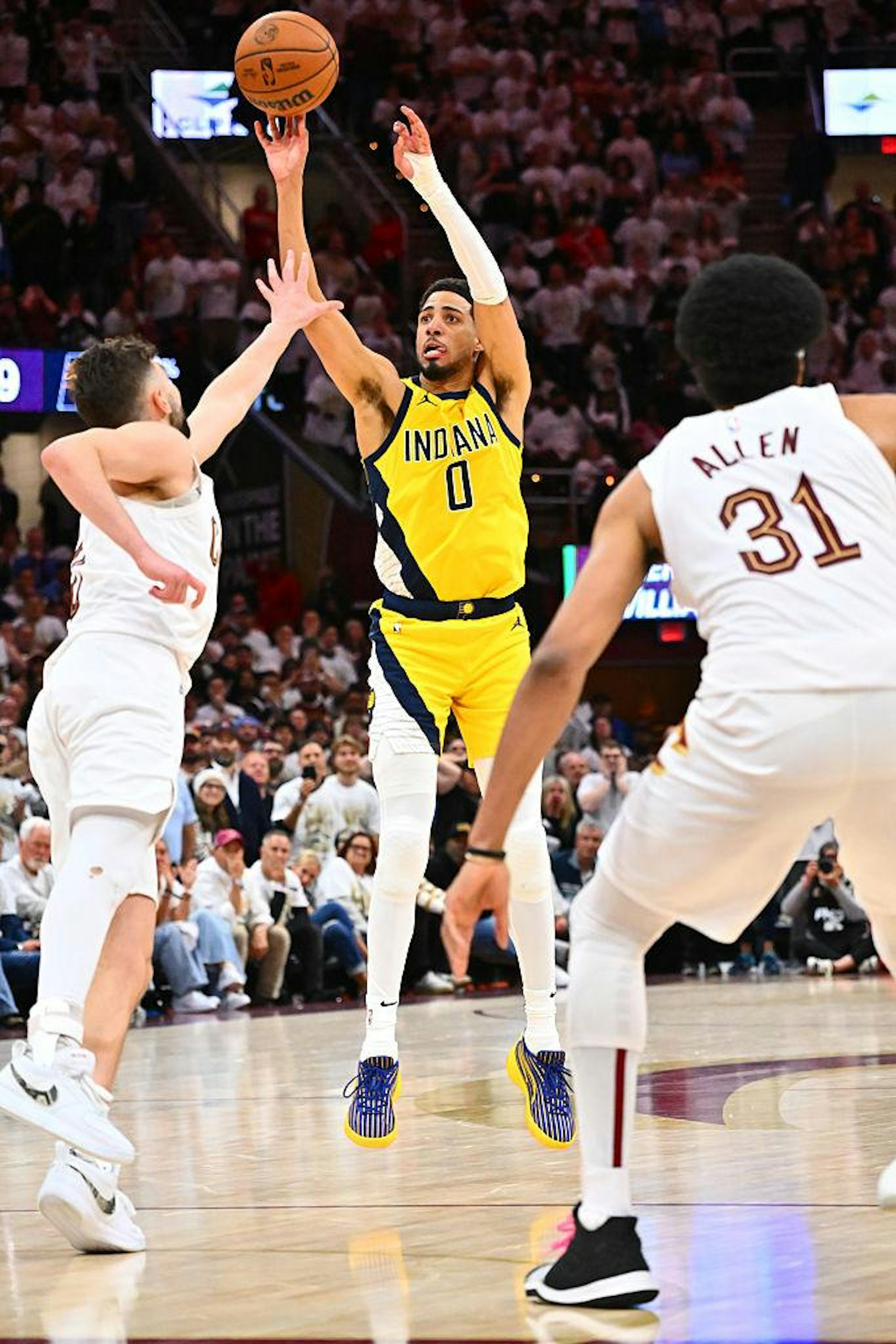 NBA季後賽︱哈利貝頓在完場前1.1秒射失罰球後轟進絕殺三分球,領溜馬場數領先至2:0。(Getty Images) NBA季後賽︱哈利貝頓在完場前1.1秒射失罰球後轟進絕殺三分球,領溜馬場數領先至2:0。(Getty Images)