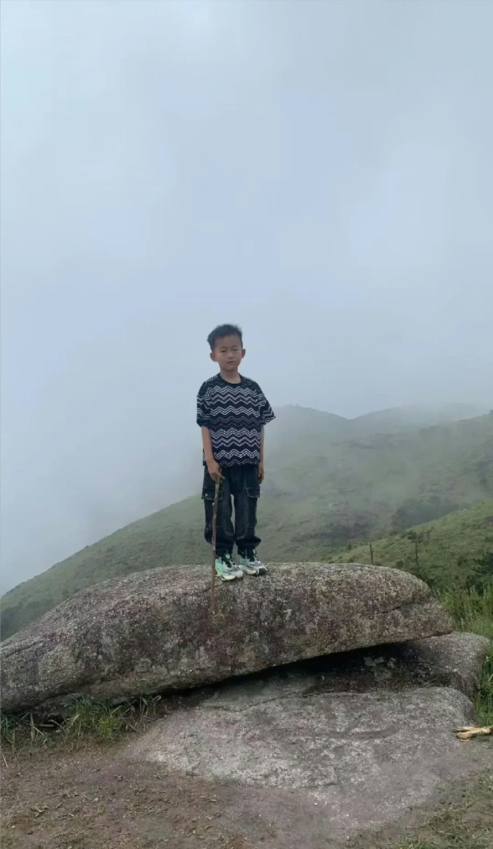 鄒某樽失蹤時身穿黑色條紋上衣、深色牛仔褲,藍綠色運動鞋。(小紅書) 鄒某樽失蹤時身穿黑色條紋上衣、深色牛仔褲,藍綠色運動鞋。(小紅書)