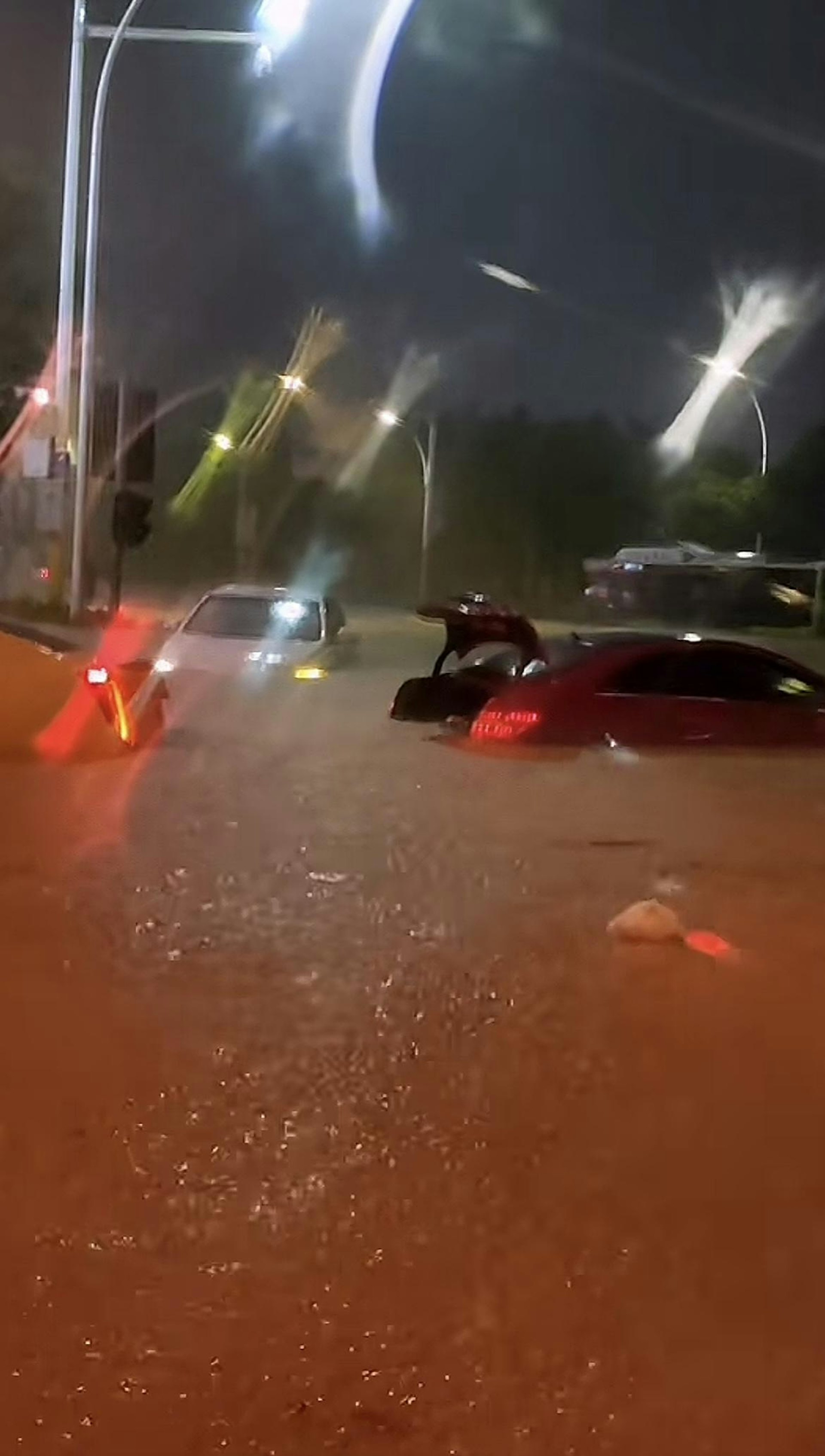 中山暴雨街道水浸。(網上流傳片段截圖) 中山暴雨街道水浸。(網上流傳片段截圖)