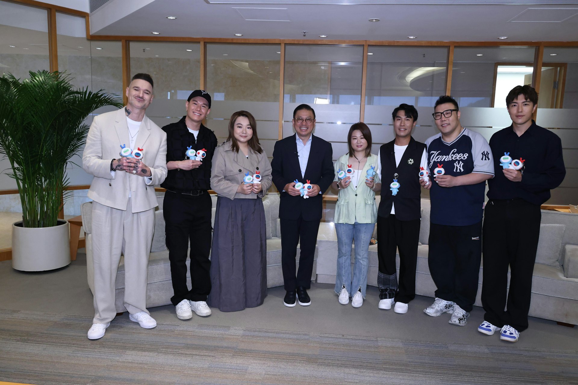 大合照(左起):占士丁丁、張與辰、黃博、許濤、陳芷盈、李金凱、劉洋、趙浚承 大合照(左起):占士丁丁、張與辰、黃博、許濤、陳芷盈、李金凱、劉洋、趙浚承