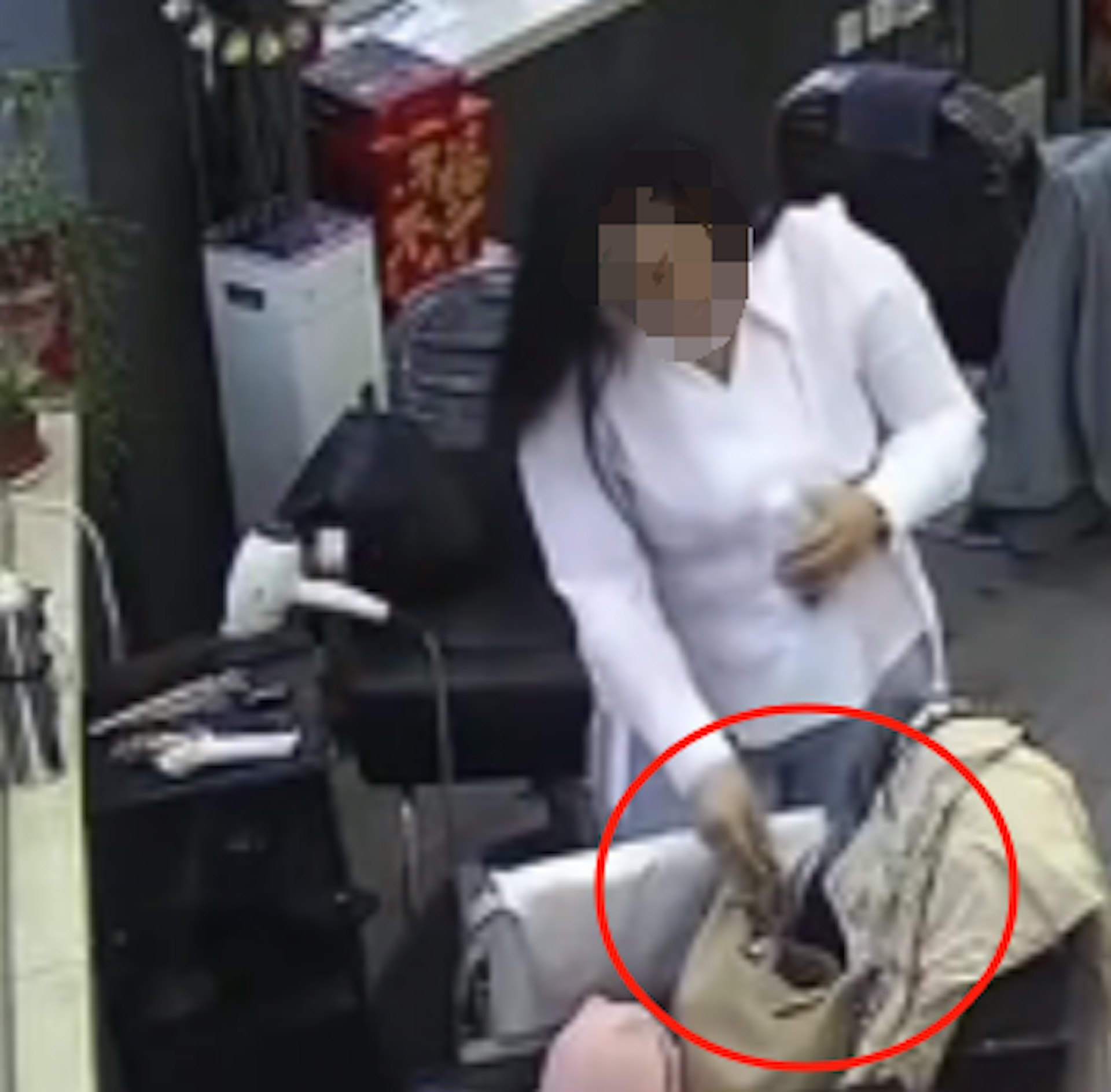 山西女剪髮盜走1000元剪刀。(瀟湘晨報) 山西女剪髮盜走1000元剪刀。(瀟湘晨報)