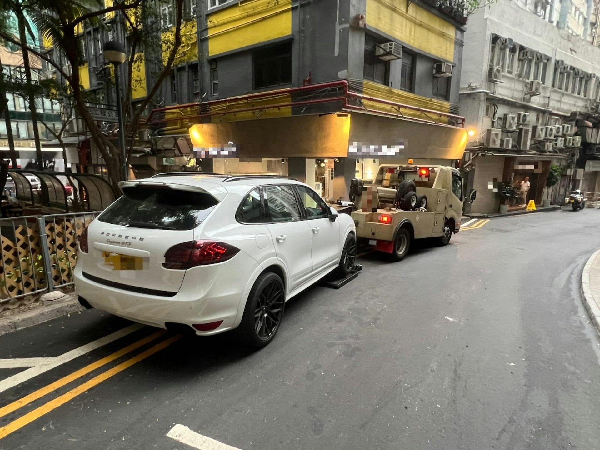 行動中,人員共拖走兩輛造成嚴重阻塞的違泊車輛。(警方提供) 行動中,人員共拖走兩輛造成嚴重阻塞的違泊車輛。(警方提供)