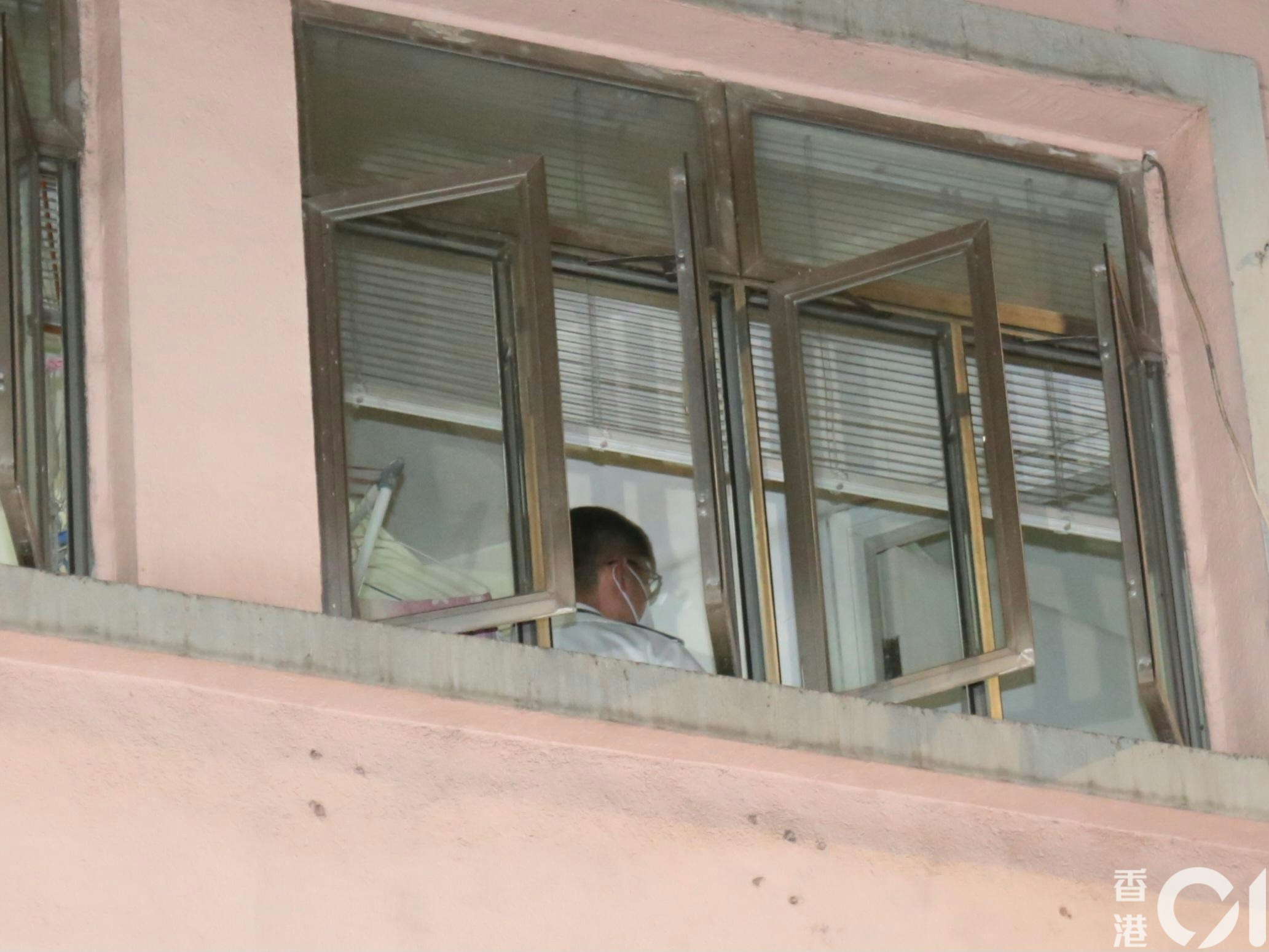 有警員登上事發單位調查。（梁偉權攝）