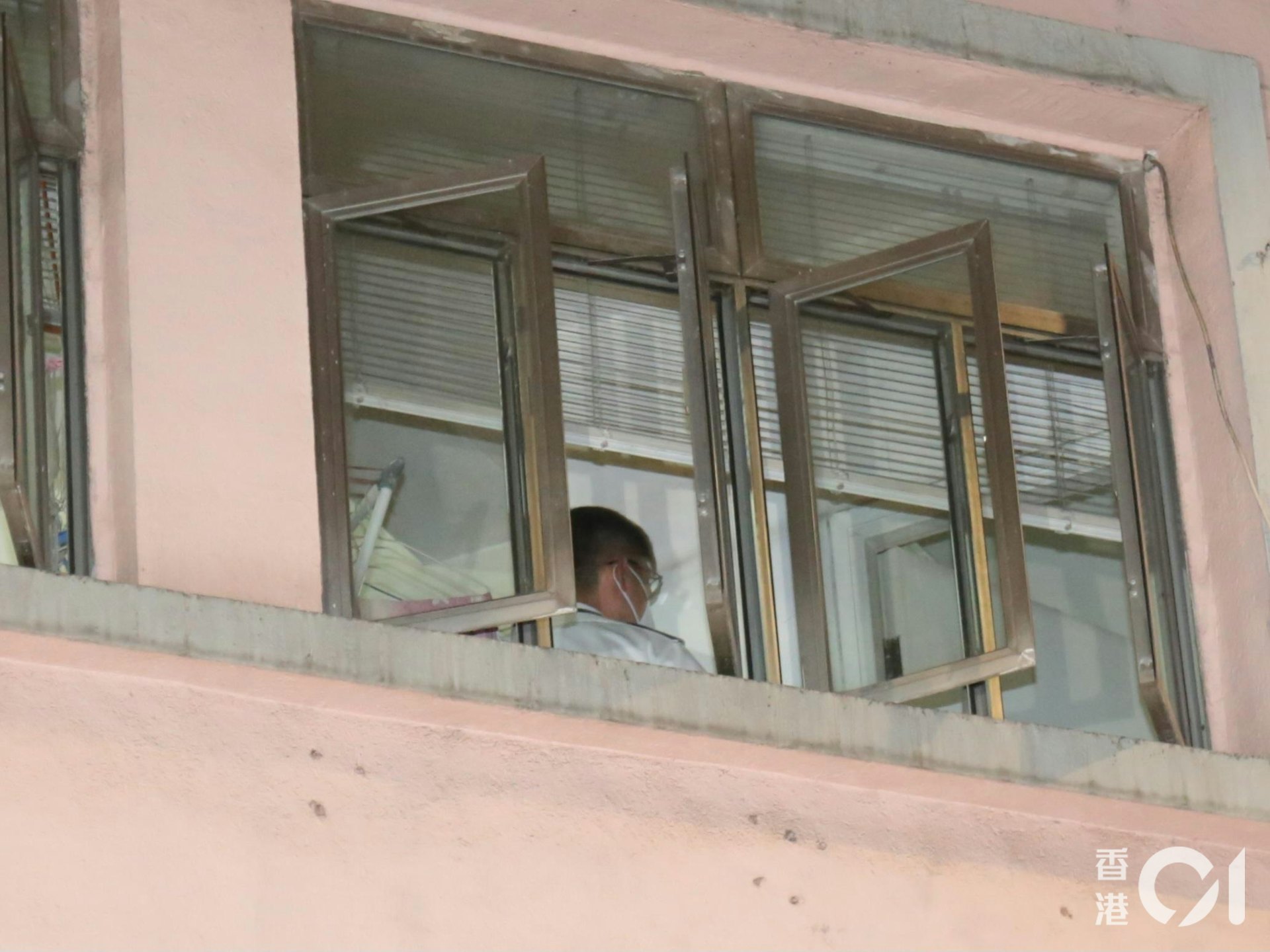 有警員登上事發單位調查。(梁偉權攝)