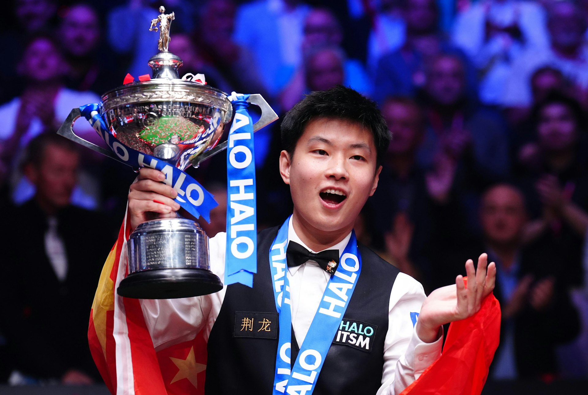 有球迷發現趙心童奪冠時領結上印有一隻小火焰猴。(Getty Images) 有球迷發現趙心童奪冠時領結上印有一隻小火焰猴。(Getty Images)