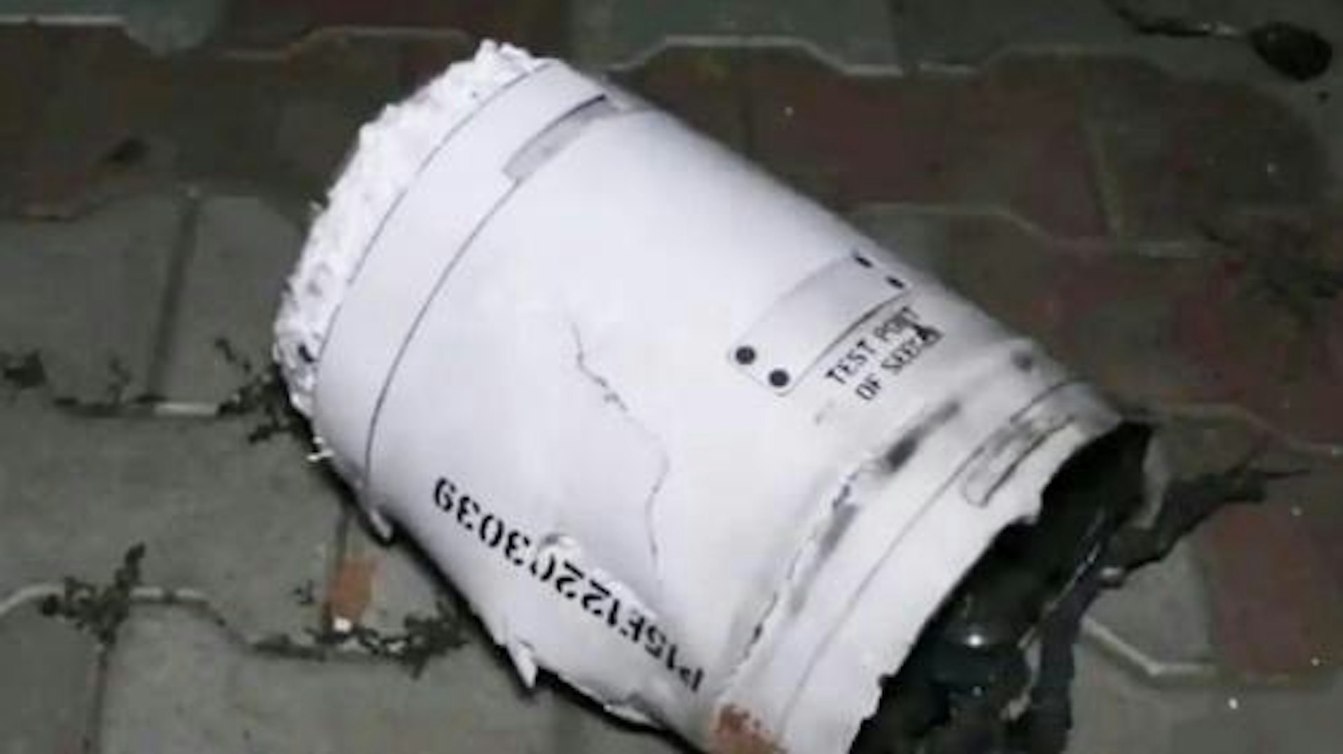 社交媒体上流传疑似中国制霹雳-15(PL-15)空对空导弹残骸出现在印度的照片。 (网络图片)