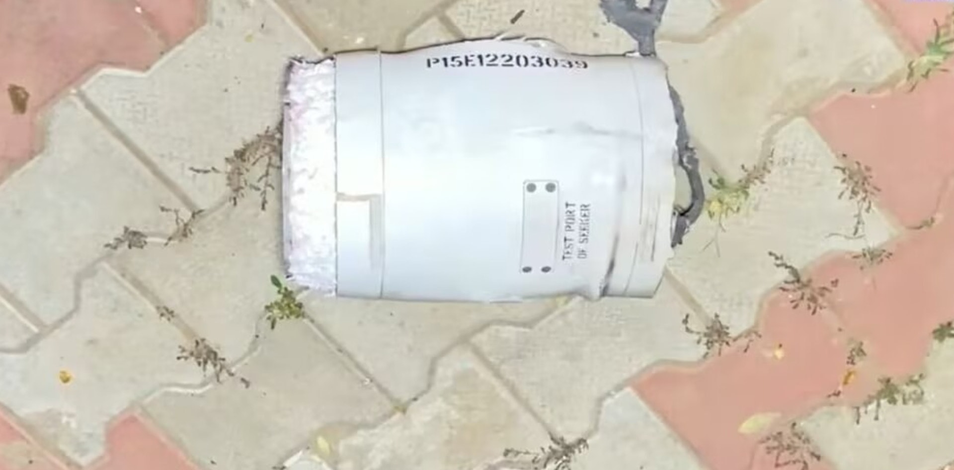 社交媒體上流傳疑似中國製霹靂-15(PL-15)空對空導彈殘骸出現在印度的照片。(網絡圖片) 社交媒體上流傳疑似中國製霹靂-15(PL-15)空對空導彈殘骸出現在印度的照片。(網絡圖片)