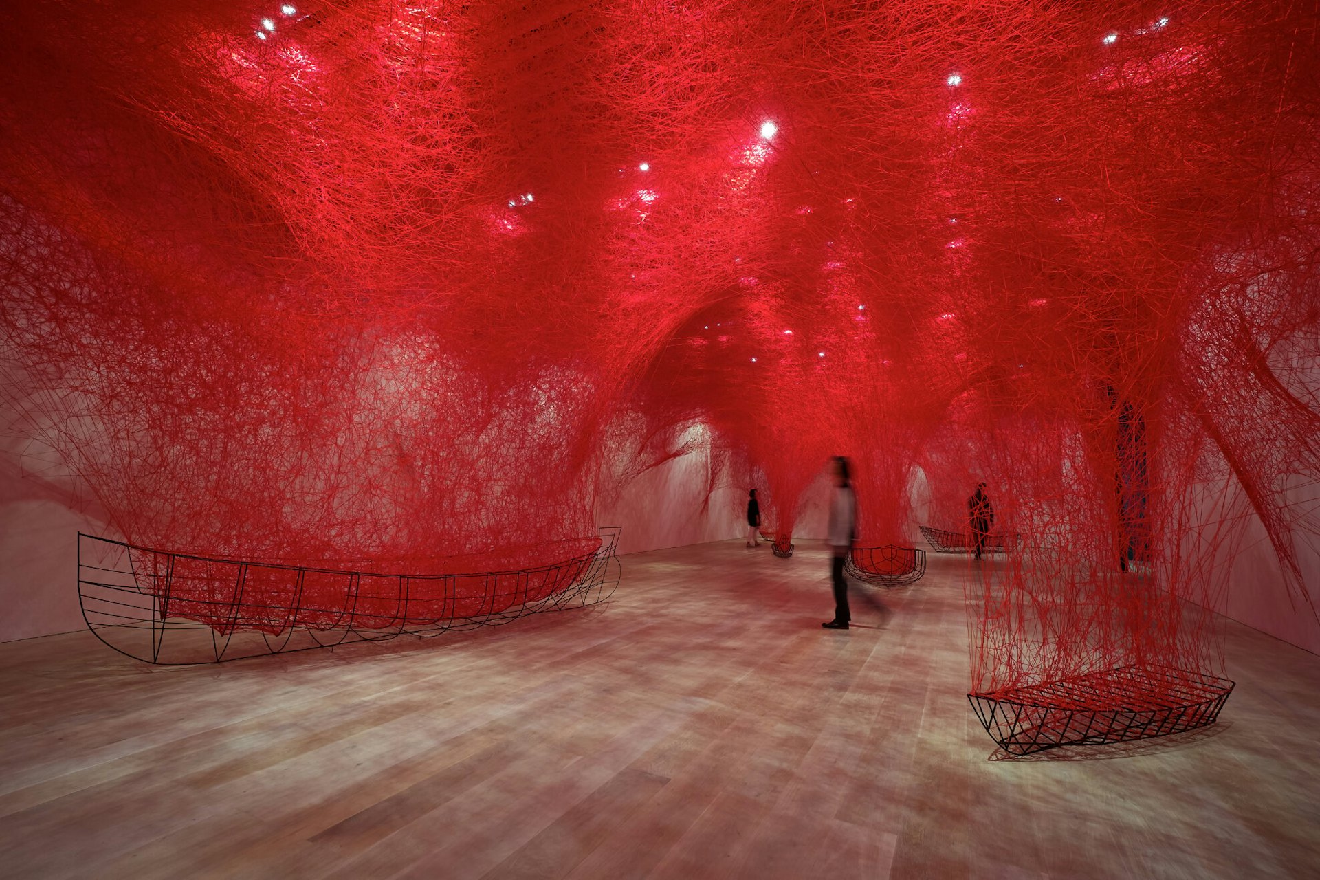 《Chiharu Shiota》(圖片來源: https://moom.cat/l/btSjDE) 《Chiharu Shiota》(圖片來源: https://moom.cat/l/btSjDE)