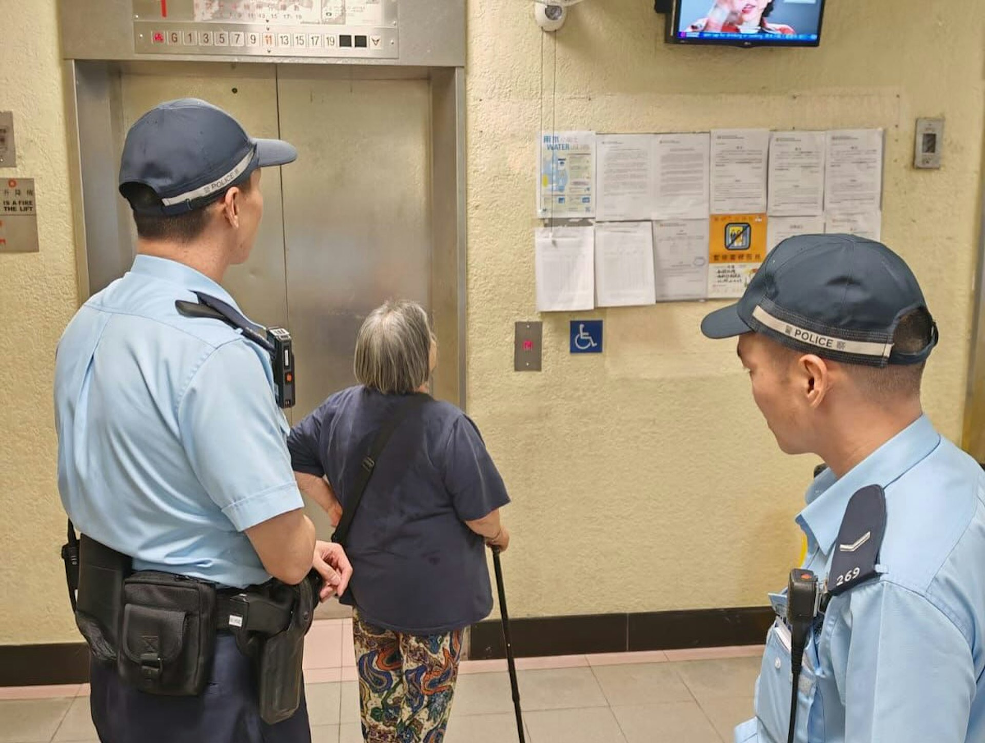 警員護送該名四川來港的84歲老婦回家。(東區警區 facebook) 警員護送該名四川來港的84歲老婦回家。(東區警區 facebook)