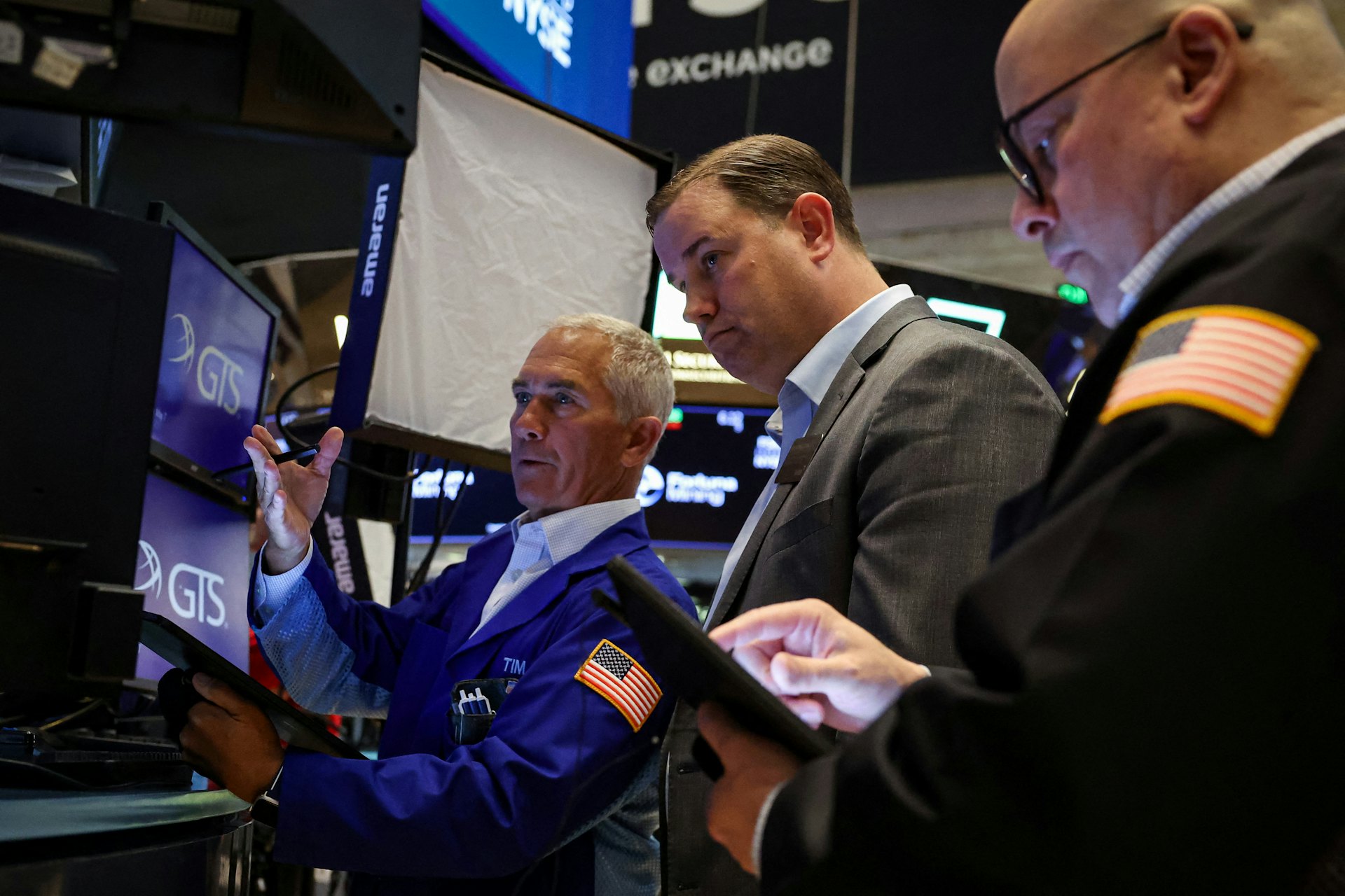 圖為2025年5月7日,交易員在美國紐約證券交易所(NYSE)大廳工作。(Reuters) 圖為2025年5月7日,交易員在美國紐約證券交易所(NYSE)大廳工作。(Reuters)