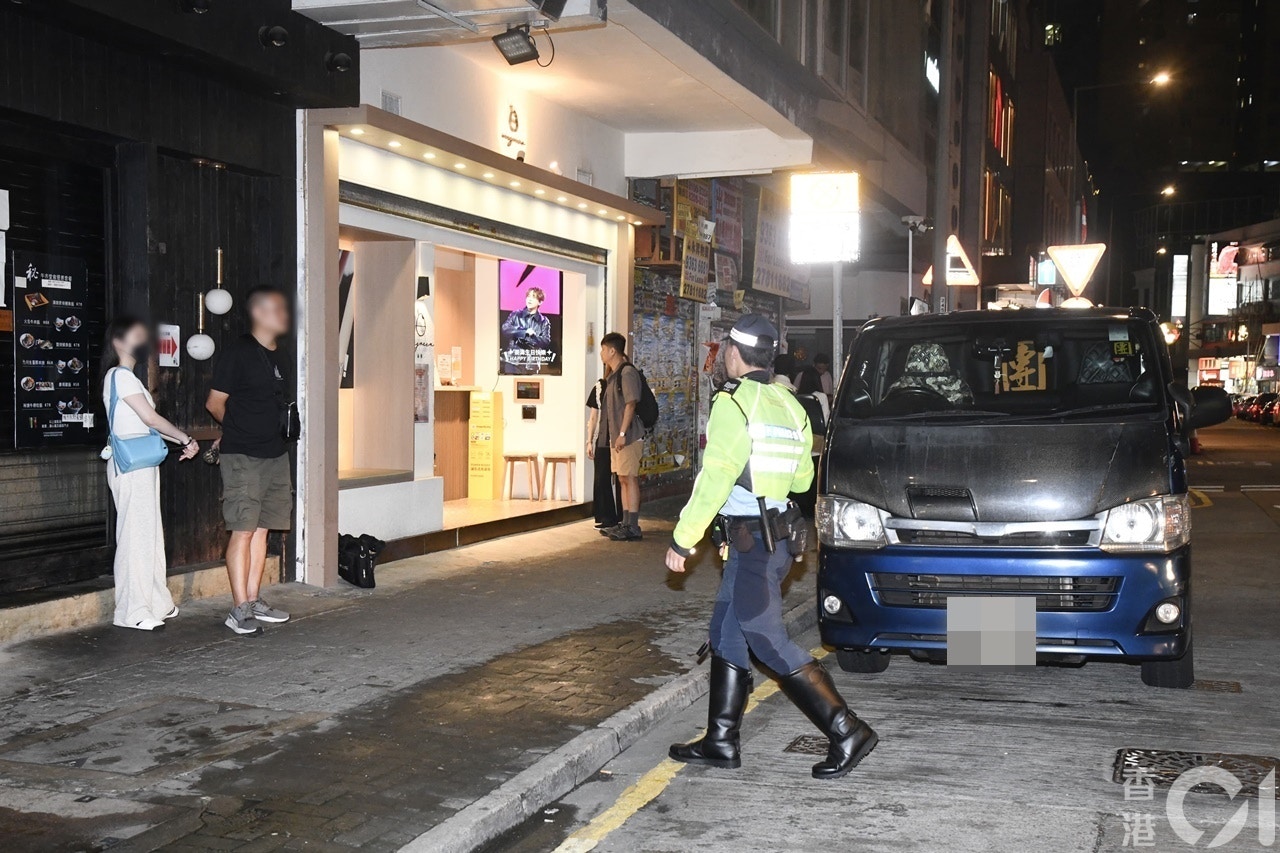 男司機及女乘客在場助查。