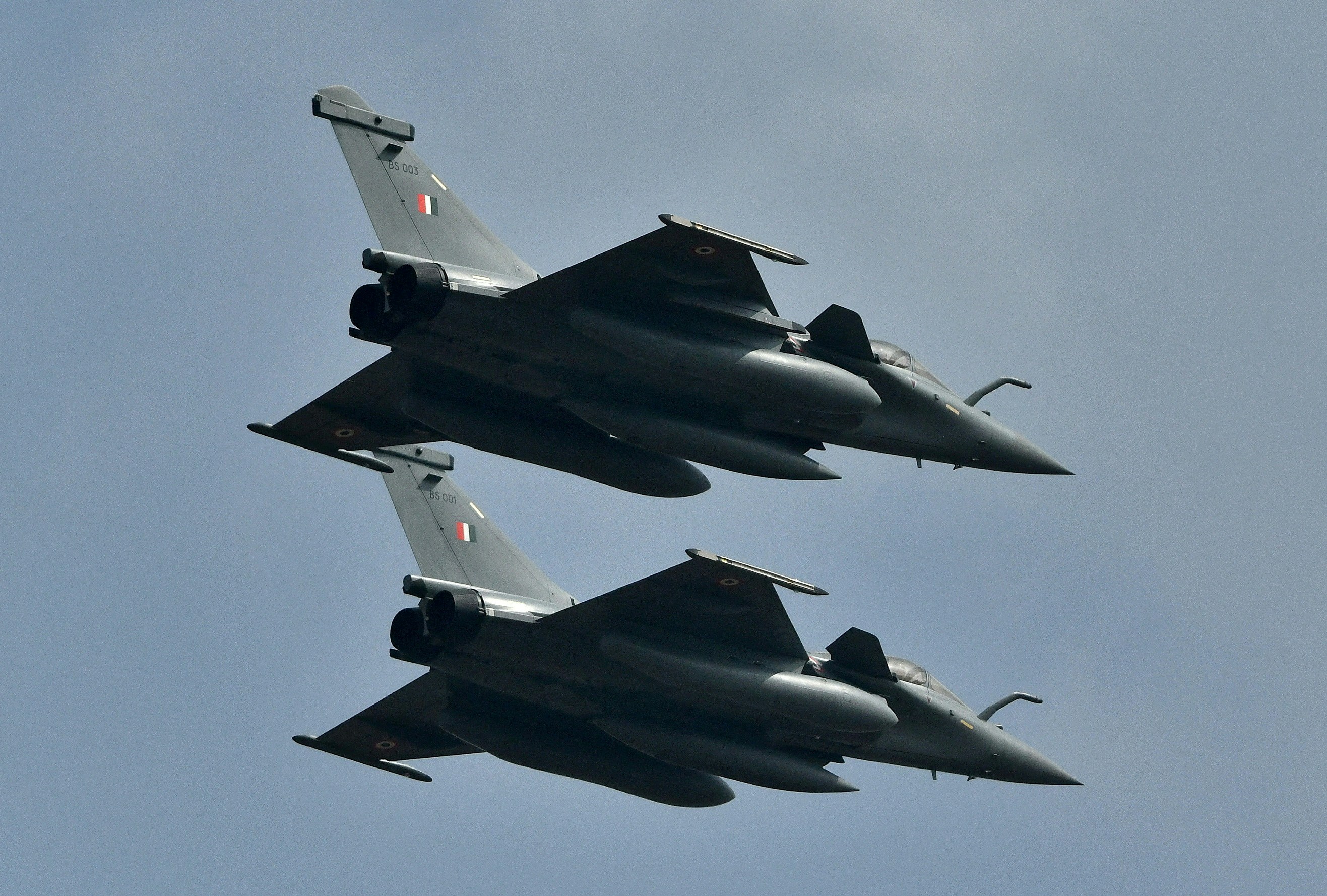 2021年2月3日，印度班加罗尔（Bengaluru），在耶拉汉卡空军基地（Yelahanka air base）举行的2021年印度航空展上，印度空军的阵风战斗机（Rafale fighter jets）在天际飞翔。 （Reuters）