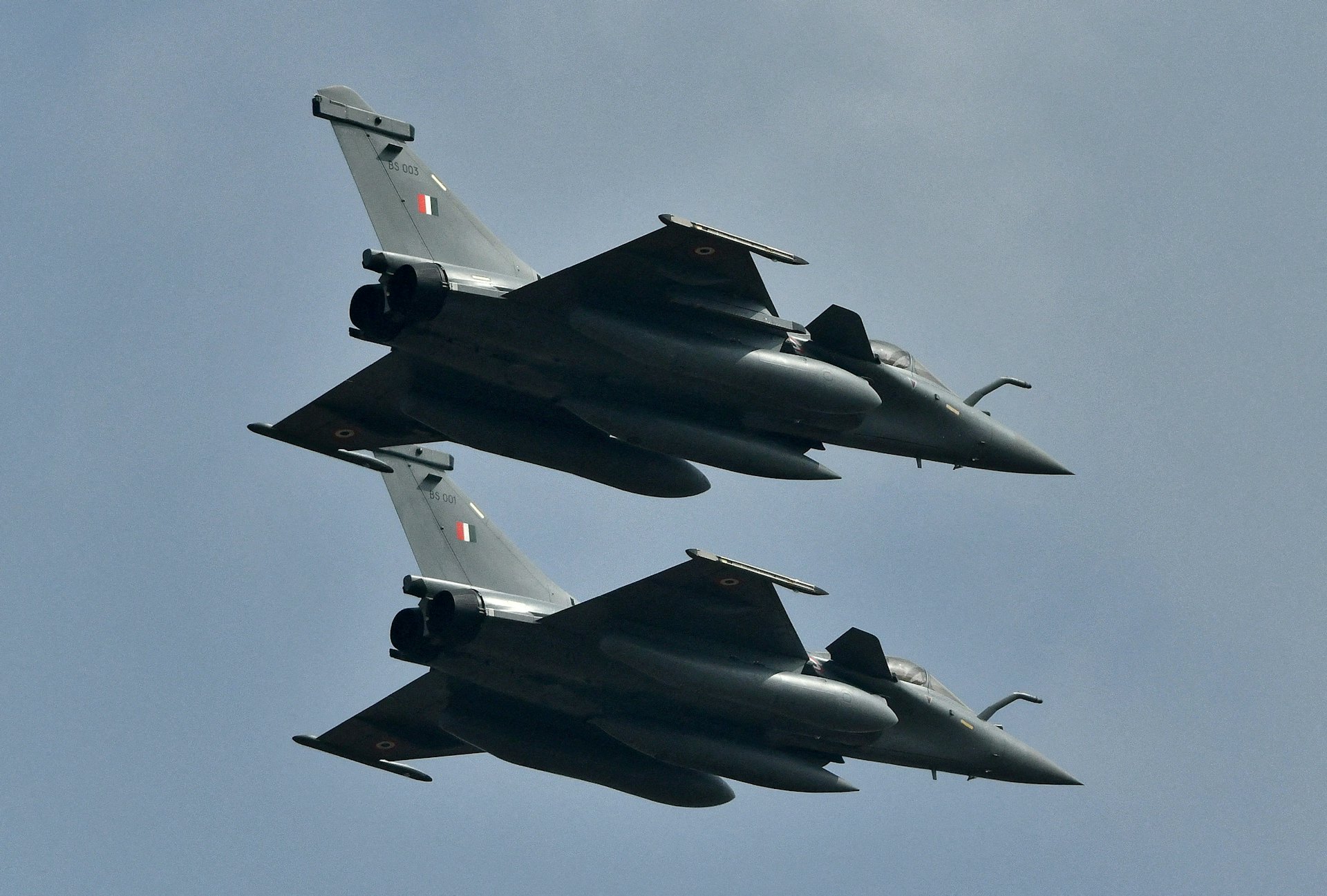 2021年2月3日,印度班加罗尔(Bengaluru),在耶拉汉卡空军基地(Yelahanka air base)举行的2021年印度航空展上,印度空军的阵风战斗机(Rafale fighter jets)在天际飞翔。 (Reuters)
