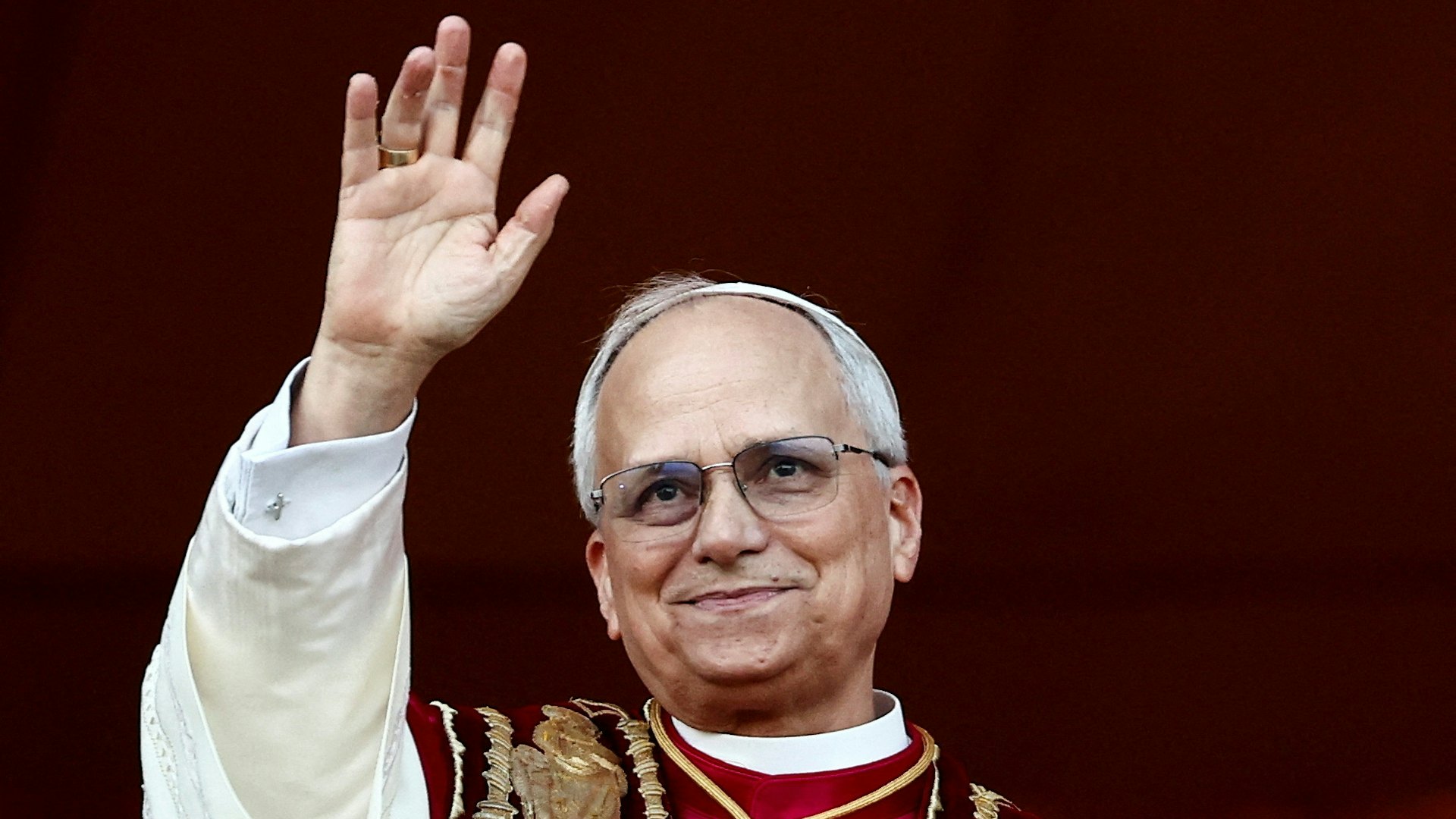 2025年5月8日,新當選的教宗良十四世(Pope XIV),來自美國的樞機主教普瑞弗斯特(Robert Prevost)在梵蒂岡聖伯多祿大教堂的陽台上向民眾揮手致意。(Reuters) 2025年5月8日,新當選的教宗良十四世(Pope XIV),來自美國的樞機主教普瑞弗斯特(Robert Prevost)在梵蒂岡聖伯多祿大教堂的陽台上向民眾揮手致意。(Reuters)
