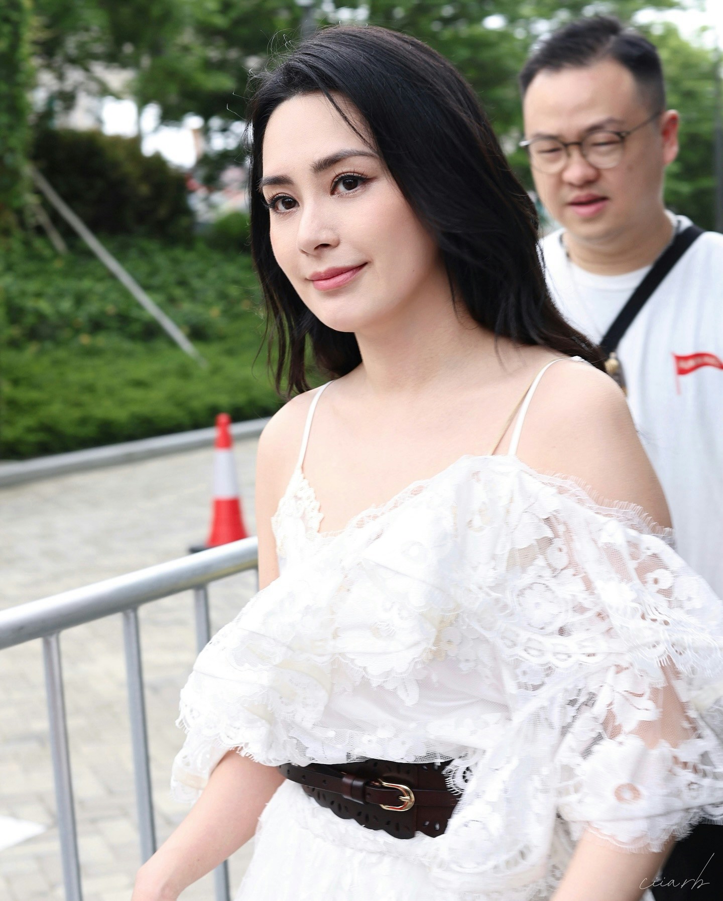 阿嬌鍾欣潼，罕回港與同校師姐經理人霍汶希，齊齊回母校運動會為師妹們打氣，仙氣十足。（IG圖片）