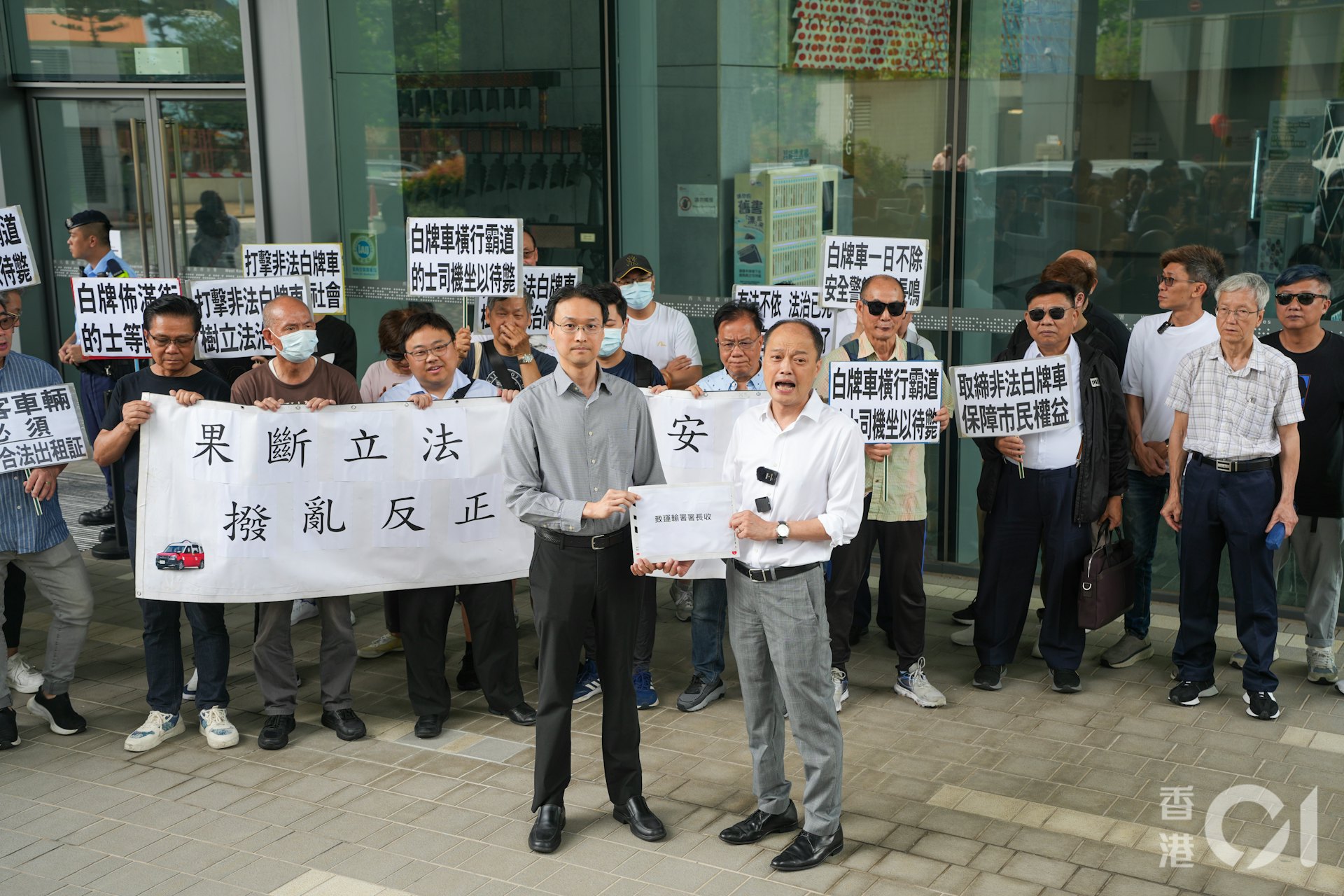 5月9日,智慧出行聯合商會主席周國強聯同業界代表,到西九龍政府合署發起請願行動。(黃浩謙攝) 5月9日,智慧出行聯合商會主席周國強聯同業界代表,到西九龍政府合署發起請願行動。(黃浩謙攝)