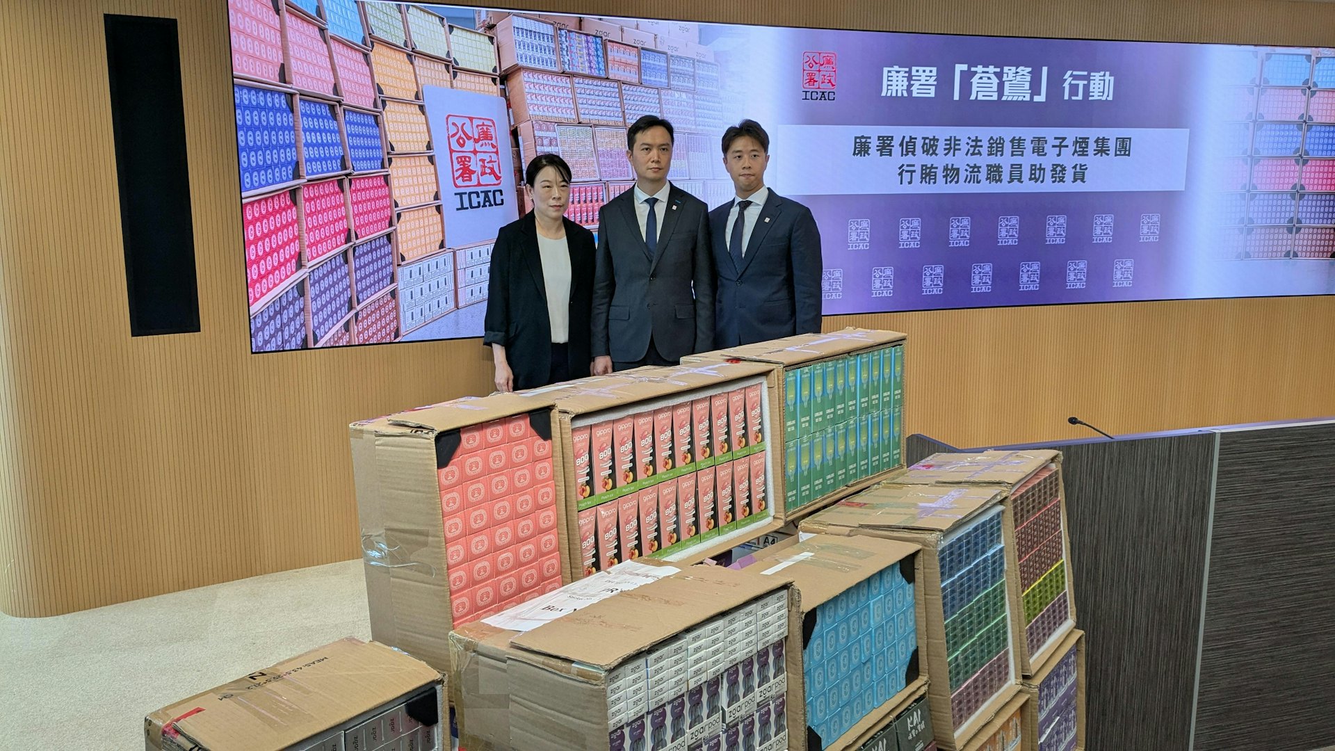 衞生署控煙酒辦公室主任封螢醫生(左)、廉政公署執行處首席調查主任陳卓熙(中)及廉政公署執行處調查主任冼蔚晴交代案情。(黃偉民攝) 衞生署控煙酒辦公室主任封螢醫生(左)、廉政公署執行處首席調查主任陳卓熙(中)及廉政公署執行處調查主任冼蔚晴交代案情。(黃偉民攝)