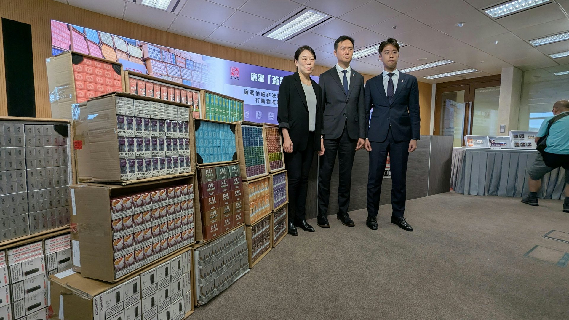 電子煙集團賄賂物流公司職員 廉署拘16人撿2000萬貨 歷來最大批 電子煙集團賄賂物流公司職員 廉署拘16人撿2000萬貨 歷來最大批